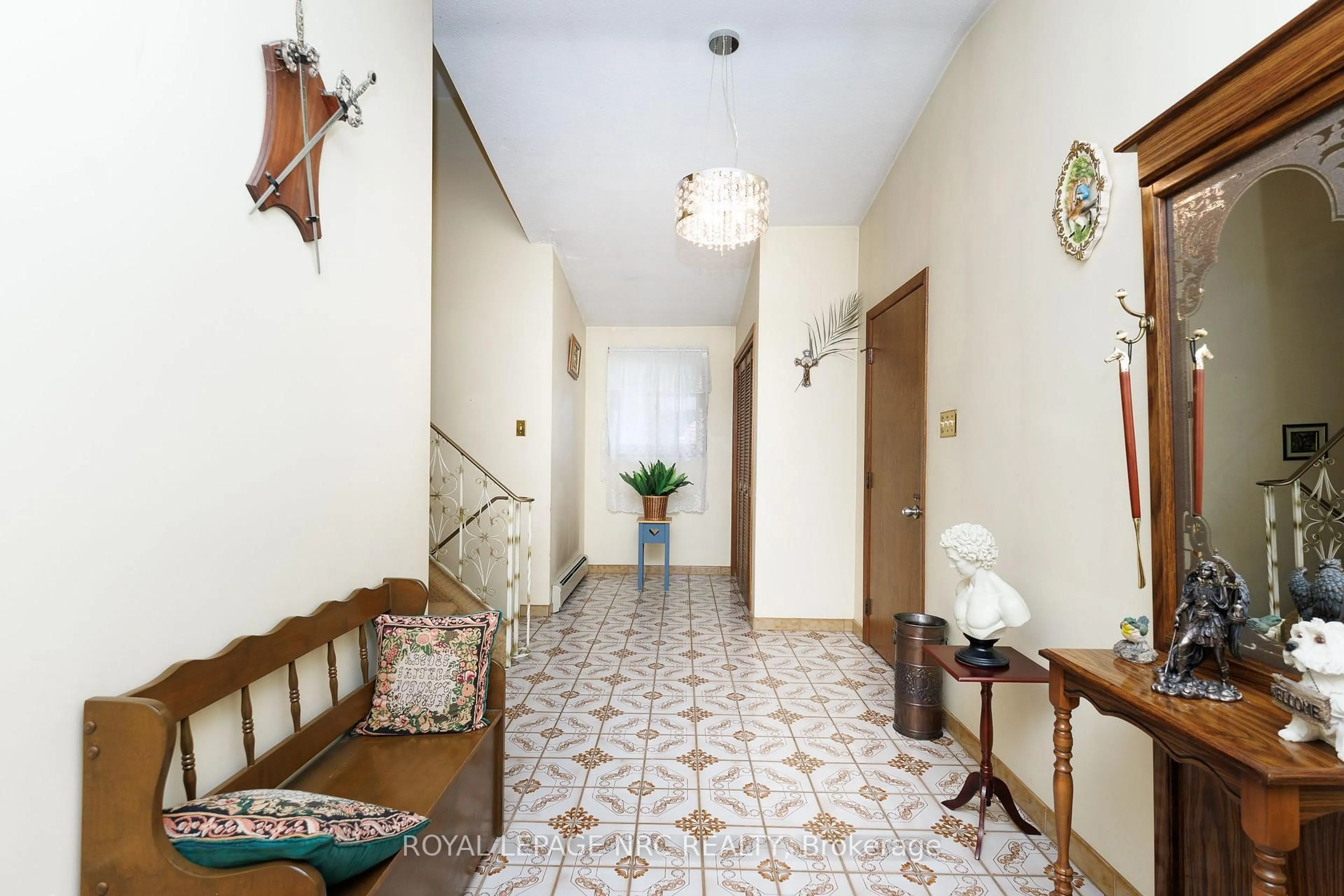 Indoor foyer for 233 West Side Rd, Port Colborne Ontario L3K 5L1