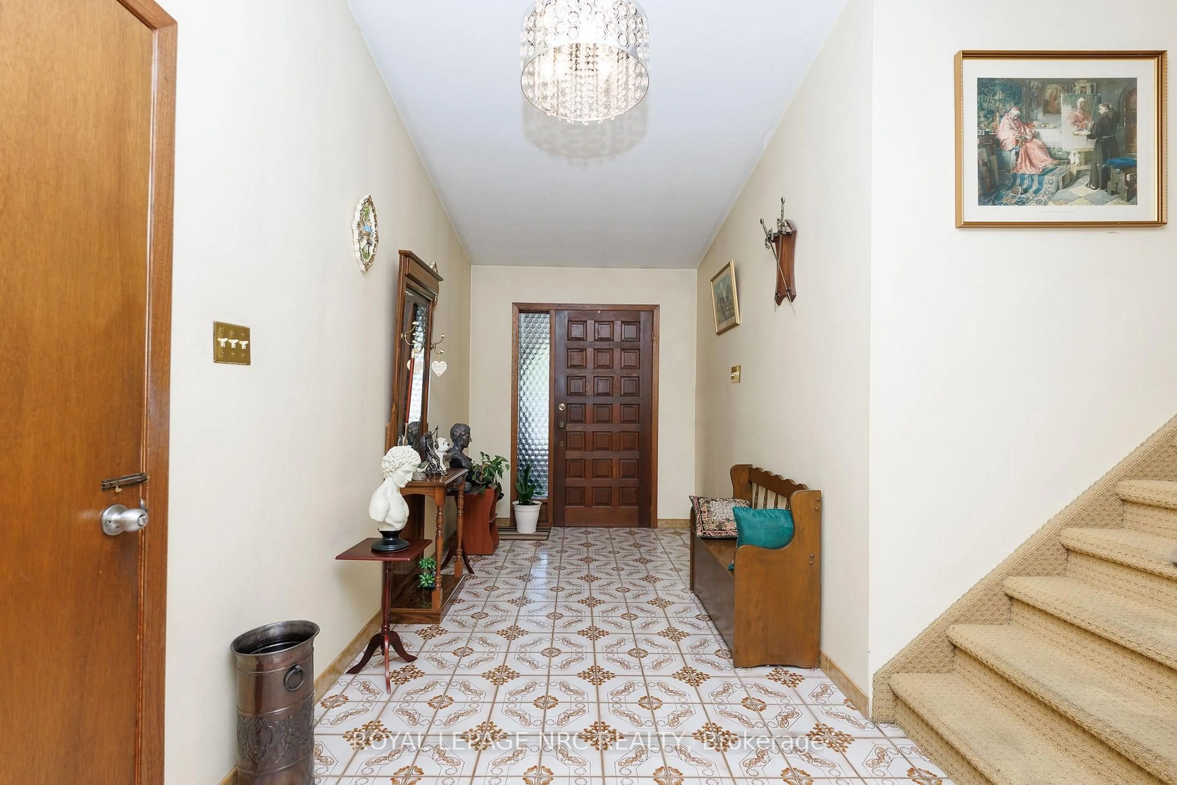 Indoor foyer for 233 West Side Rd, Port Colborne Ontario L3K 5L1