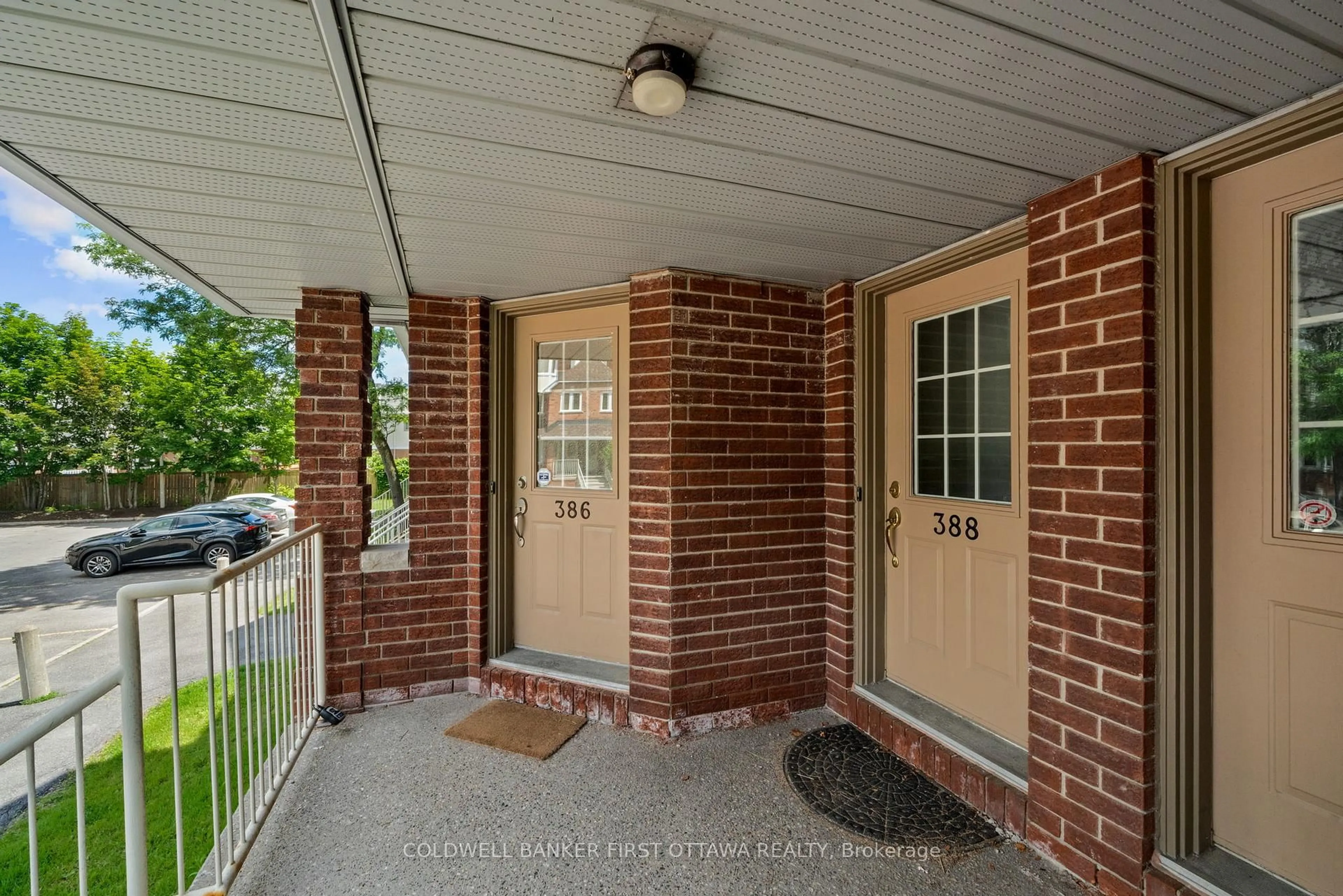 Indoor entryway for 386 Briston Private, Ottawa Ontario K1G 5R3