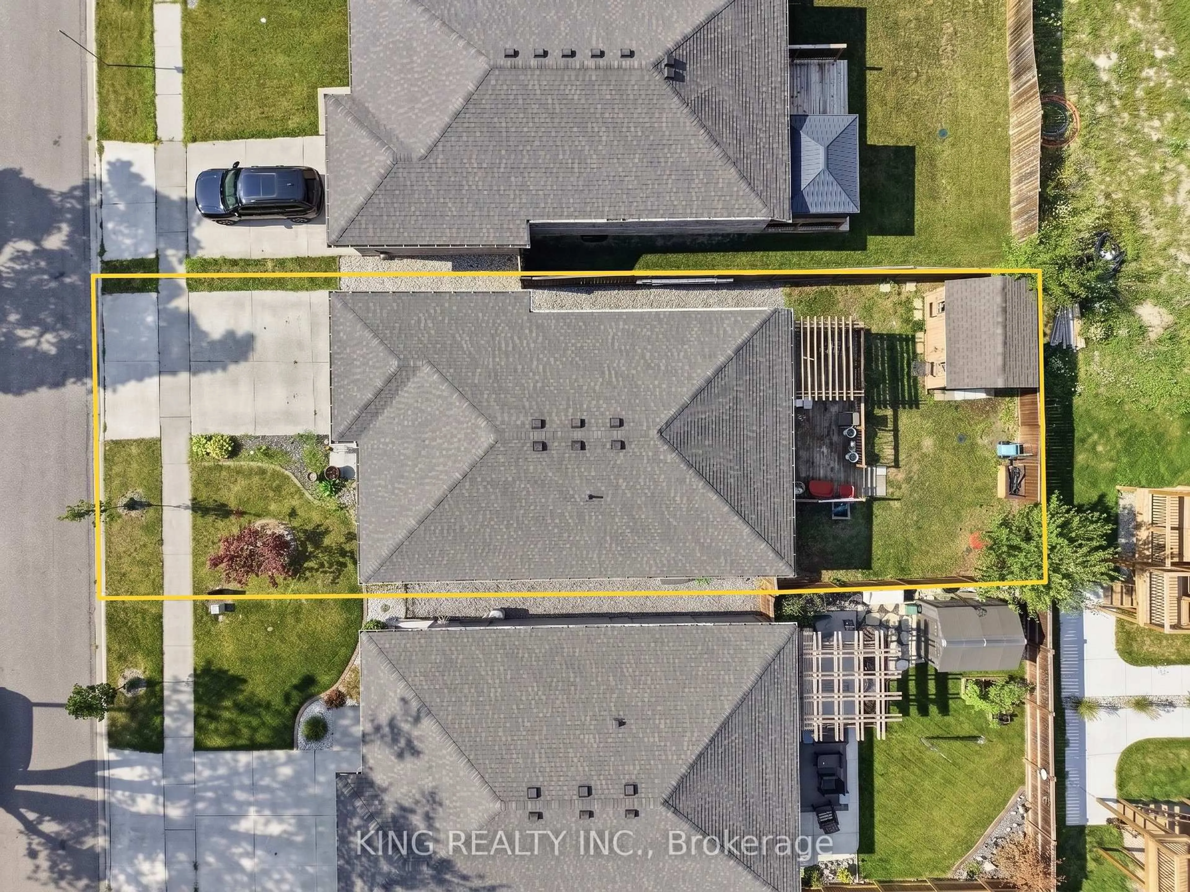 A pic from outside/outdoor area/front of a property/back of a property/a pic from drone, street for 950 Ellrose Ave, Windsor Ontario N8Y 3W9