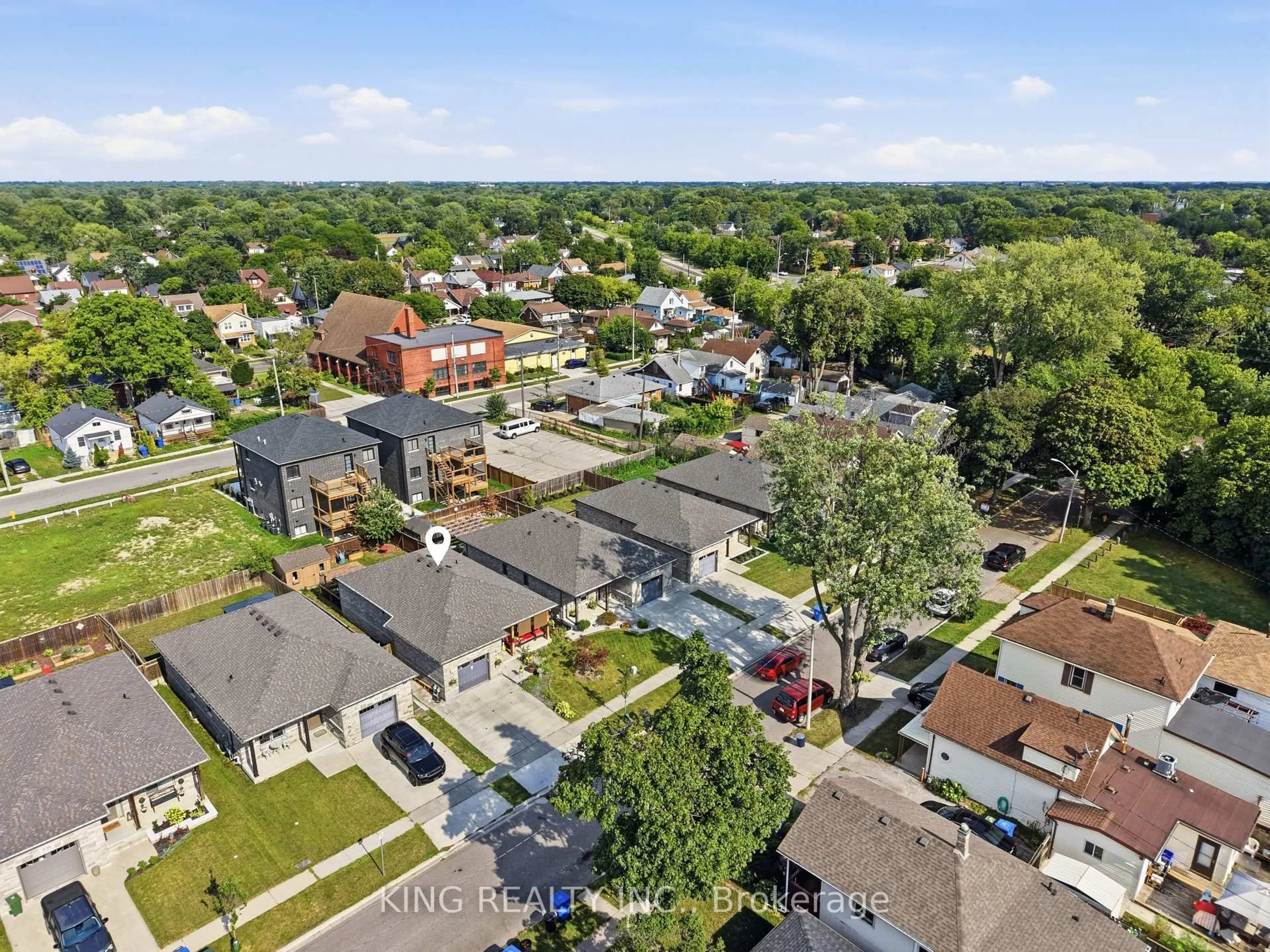 A pic from outside/outdoor area/front of a property/back of a property/a pic from drone, street for 950 Ellrose Ave, Windsor Ontario N8Y 3W9
