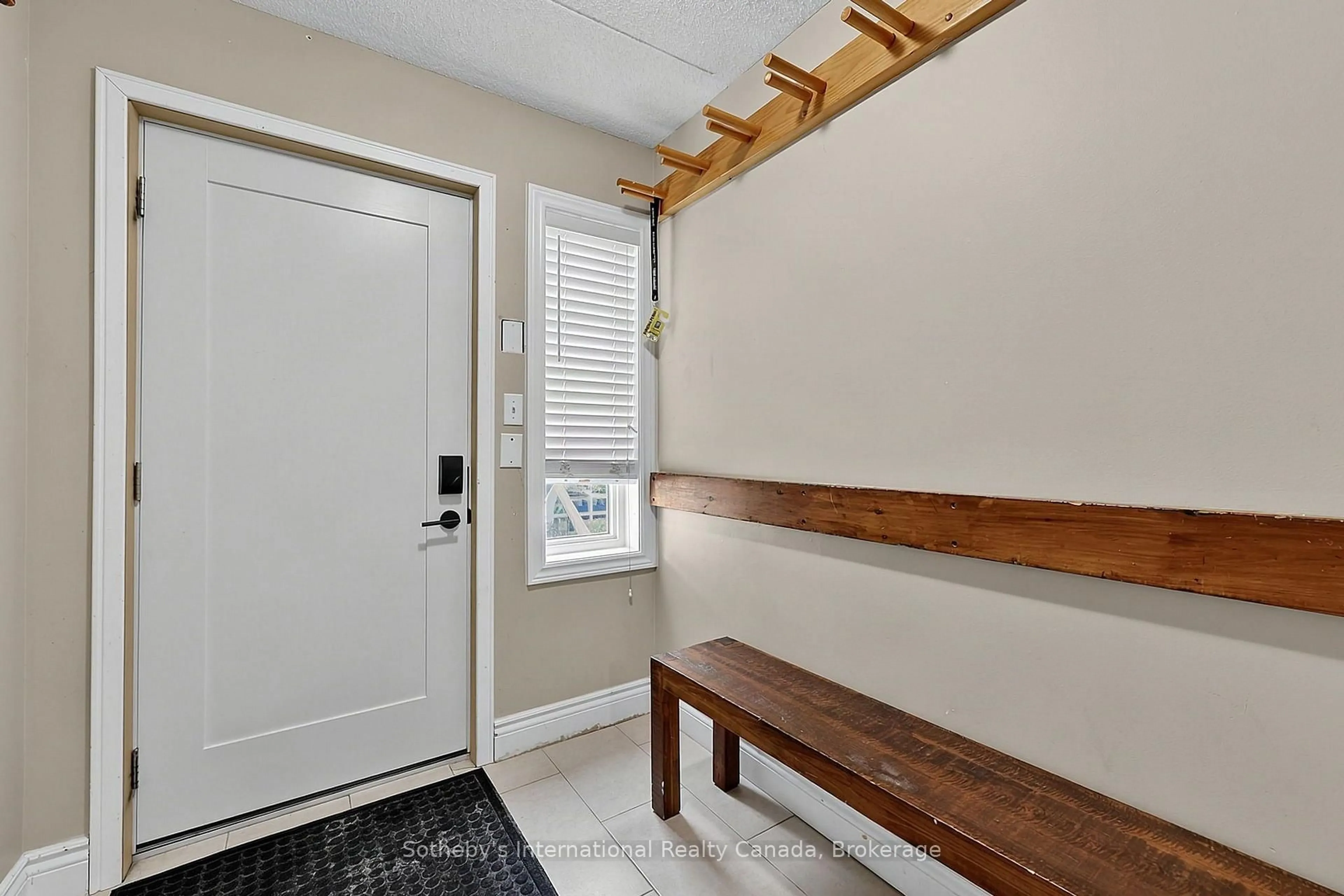 Indoor entryway for 107 Ann Heggtveit Dr #212, Blue Mountains Ontario L9Y 0P7