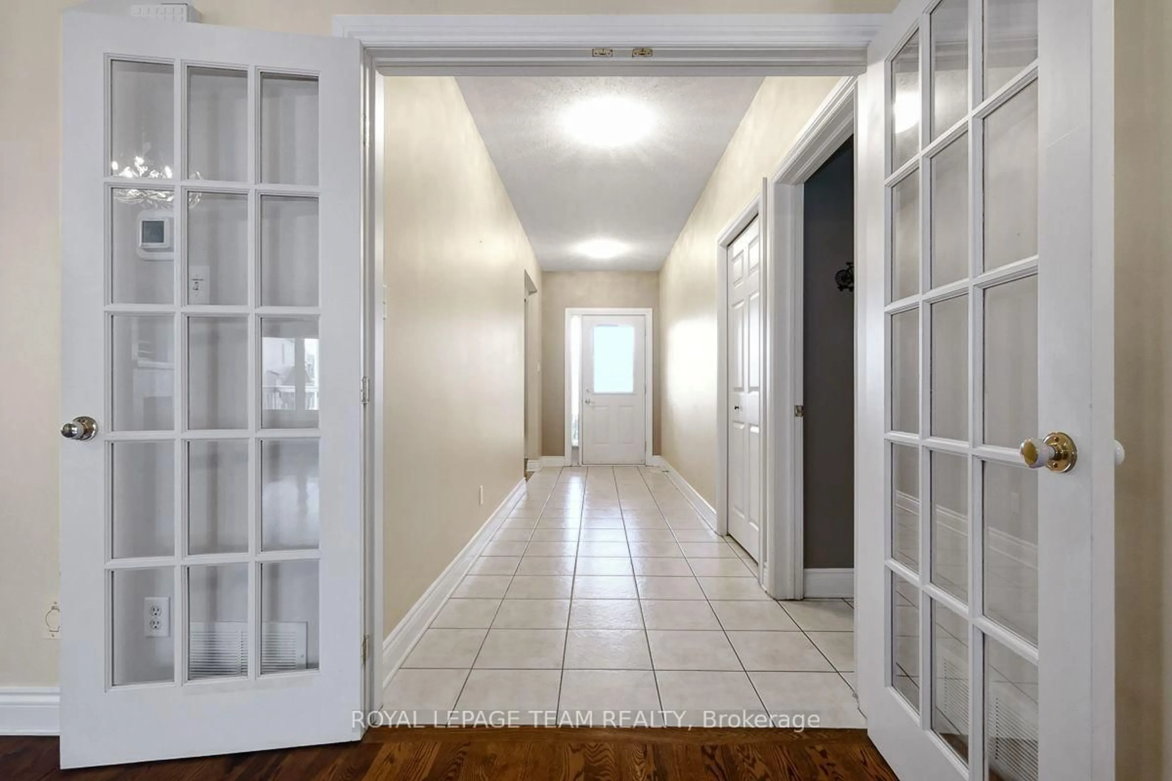 Indoor entryway for 92 Hartsmere Dr, Ottawa Ontario K2S 2B7