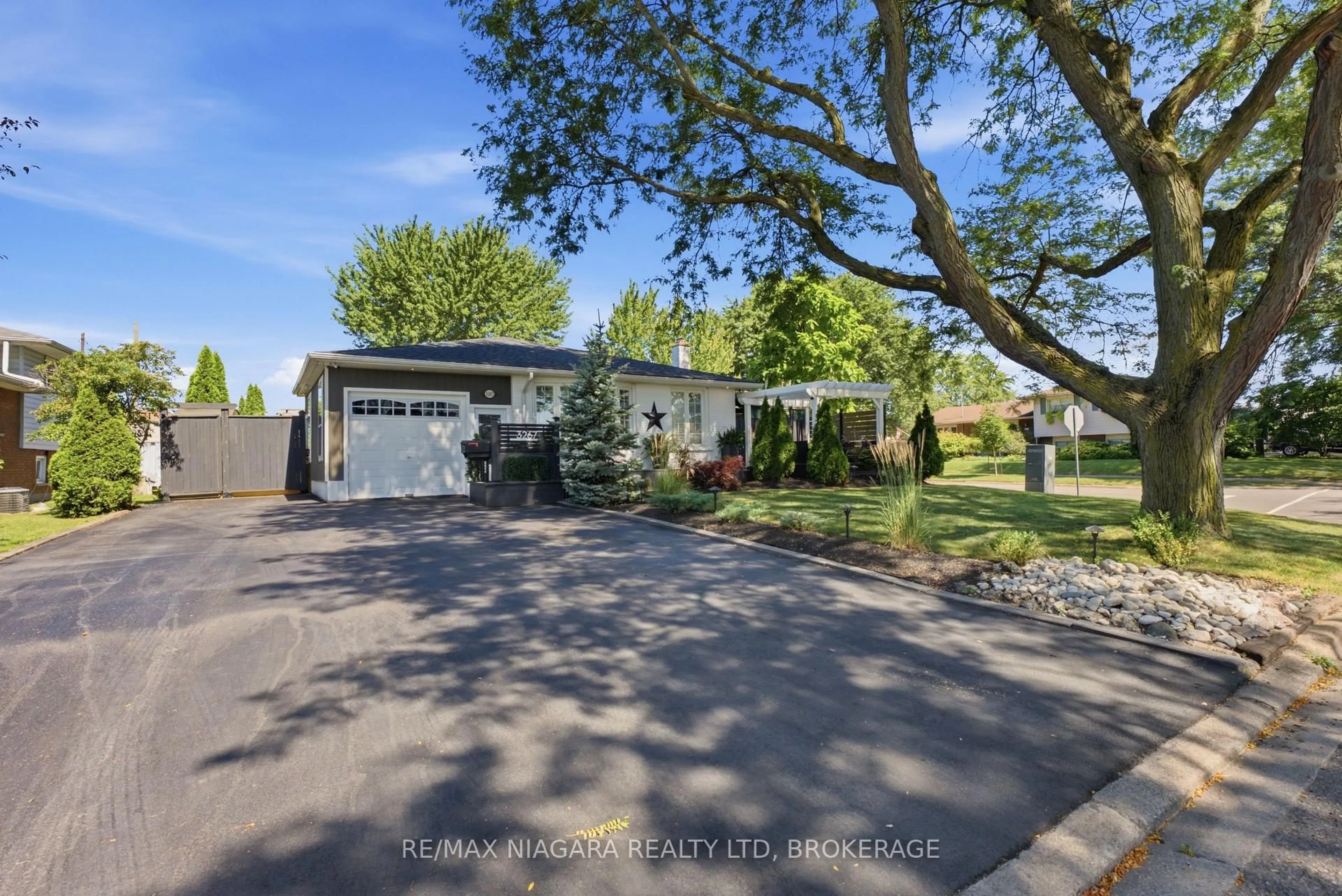 A pic from outside/outdoor area/front of a property/back of a property/a pic from drone, street for 3267 Cattell Dr, Niagara Falls Ontario L2G 6N3