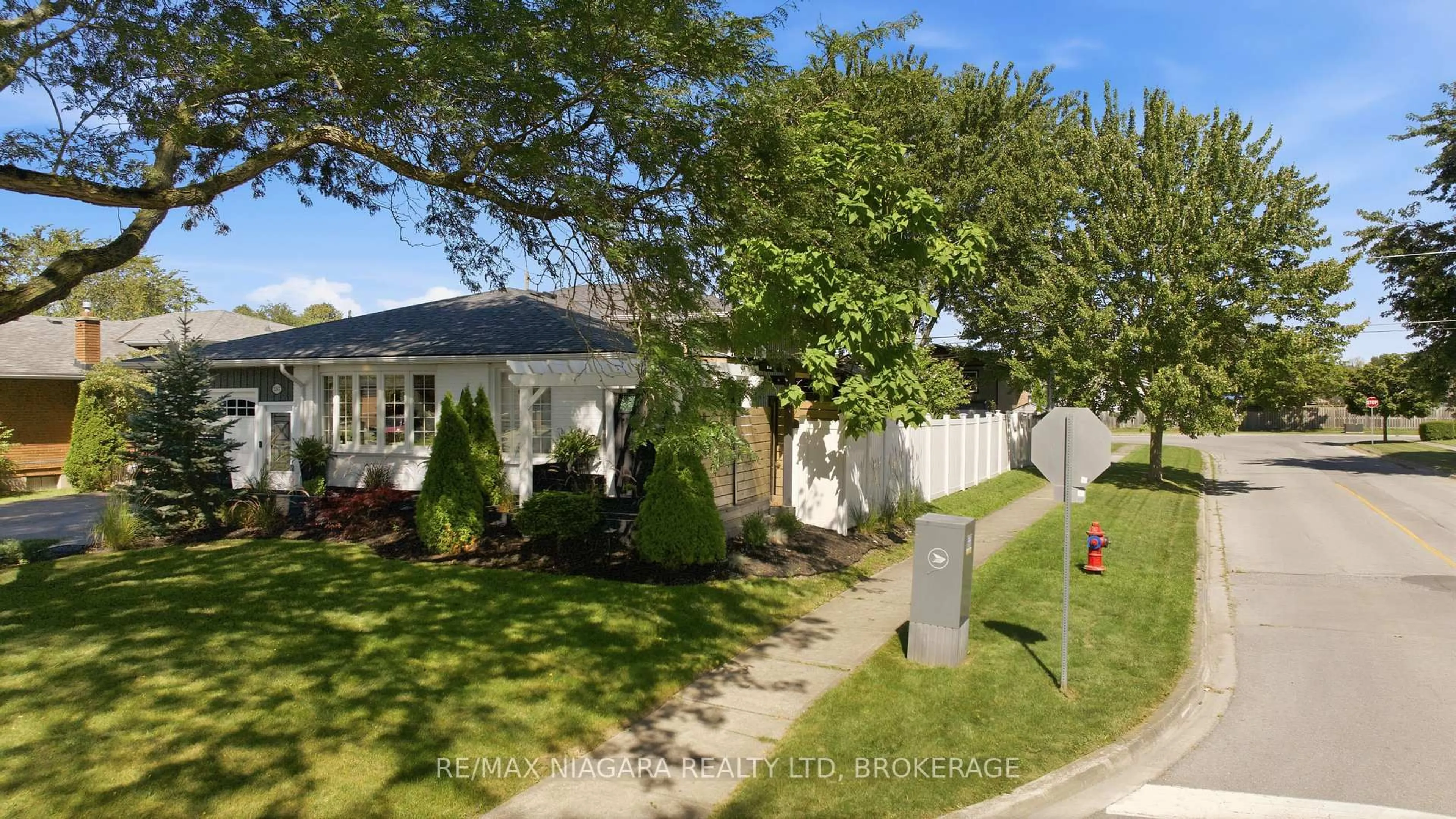 A pic from outside/outdoor area/front of a property/back of a property/a pic from drone, street for 3267 Cattell Dr, Niagara Falls Ontario L2G 6N3