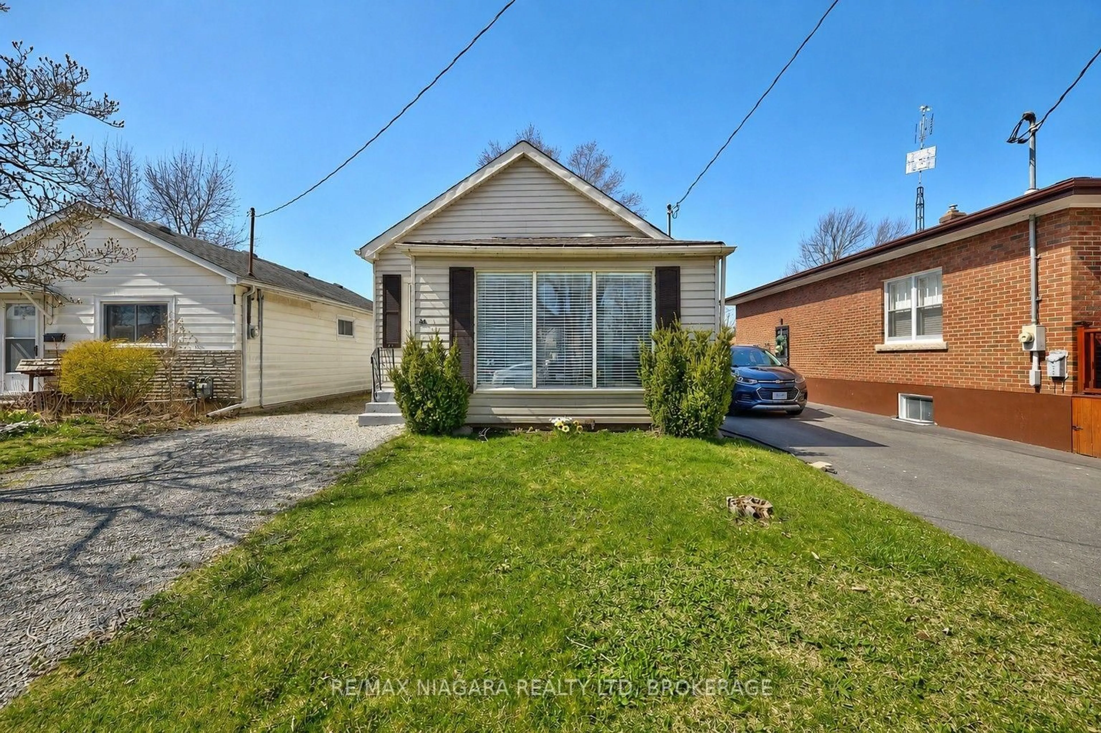 A pic from outside/outdoor area/front of a property/back of a property/a pic from drone, street for 44 Churchill St, St. Catharines Ontario L2S 2P5