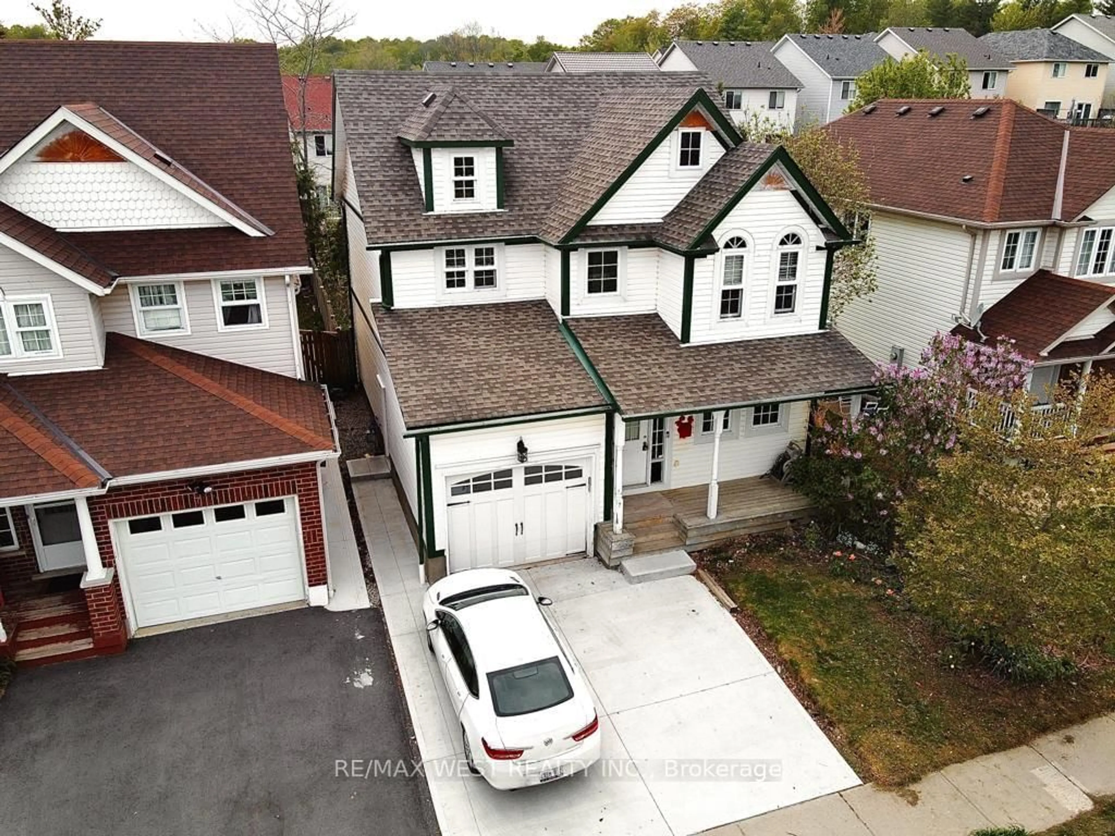 A pic from outside/outdoor area/front of a property/back of a property/a pic from drone, street for 792 Butternut Ave, Waterloo Ontario N2V 2M3
