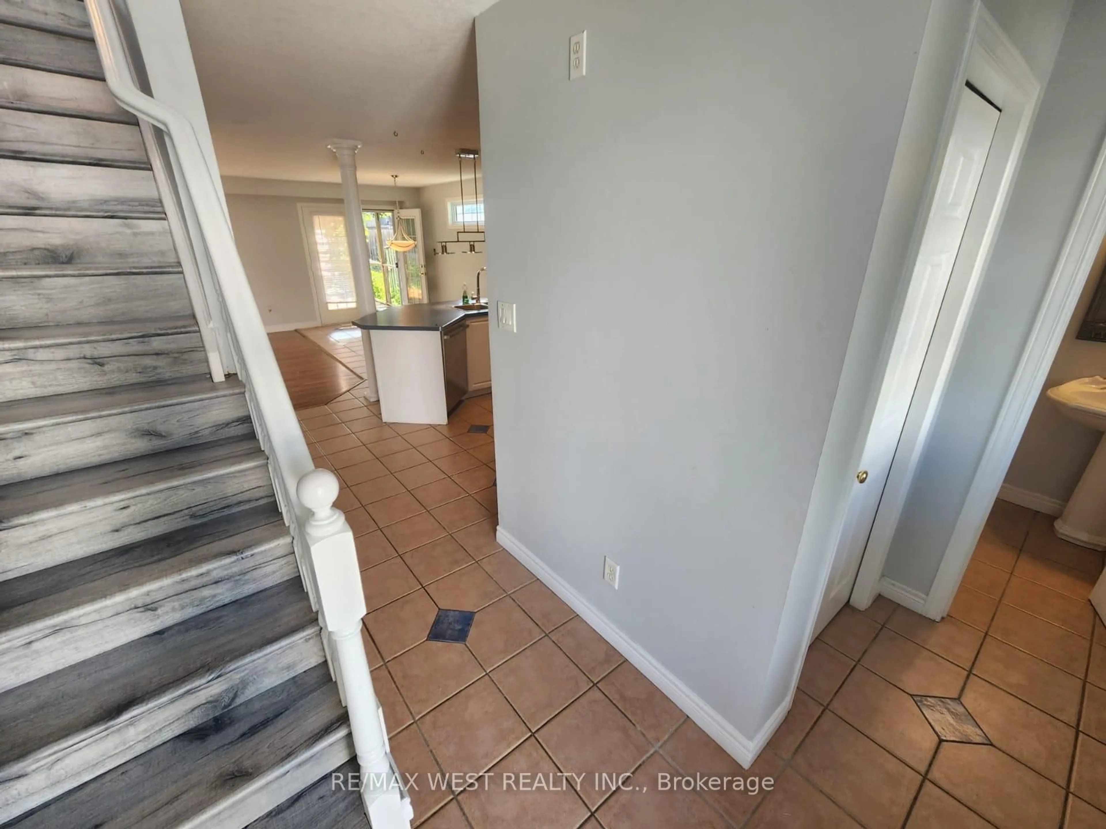 Indoor entryway for 792 Butternut Ave, Waterloo Ontario N2V 2M3