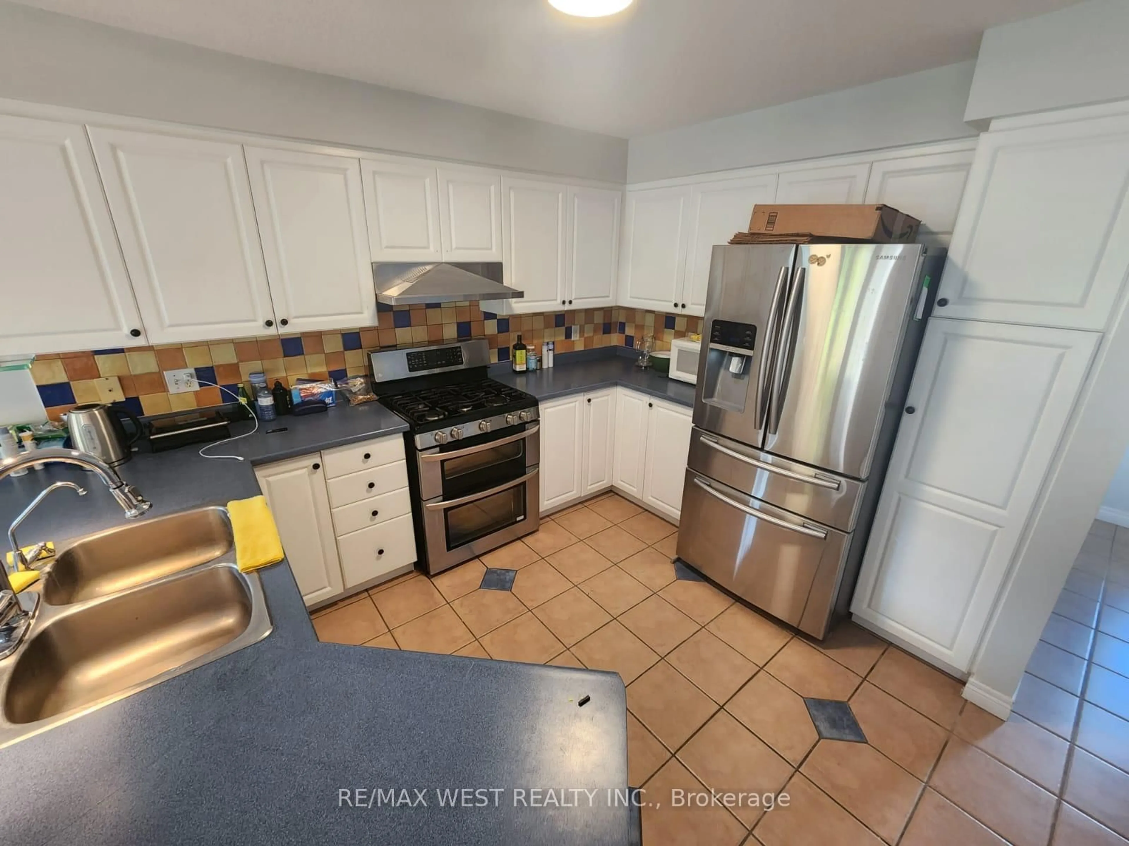 Standard kitchen, ceramic/tile floor for 792 Butternut Ave, Waterloo Ontario N2V 2M3