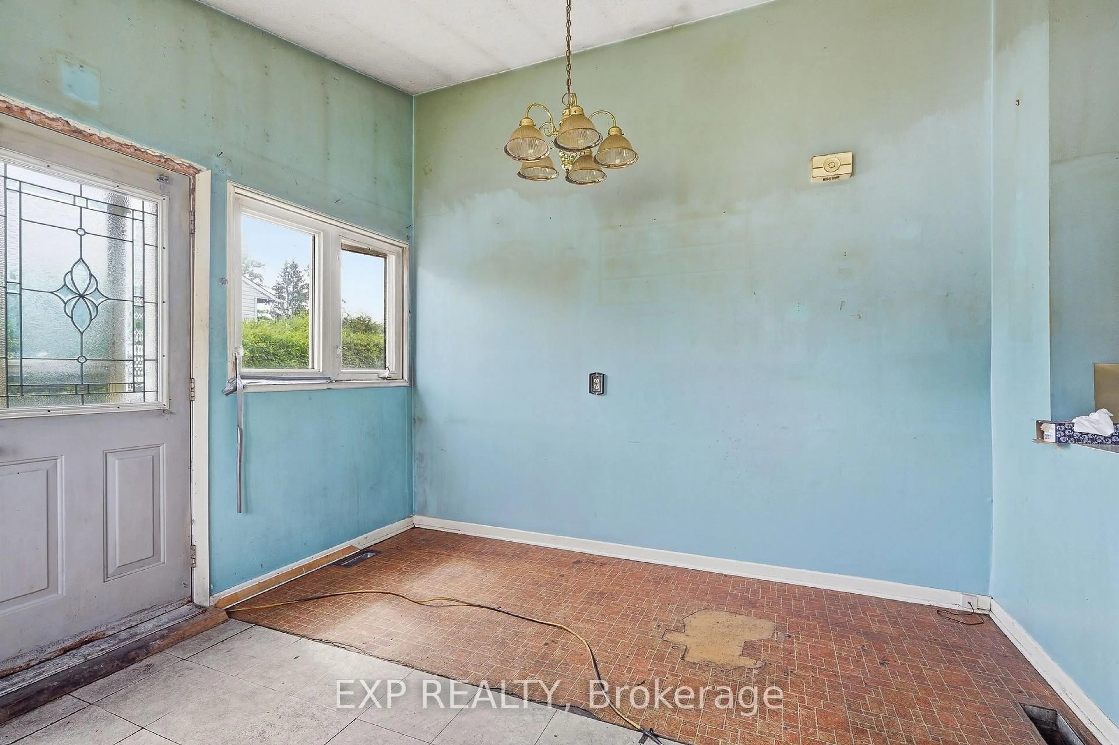 A pic of a room for 2498 Mer Bleue Rd, Ottawa Ontario K4B 1H9