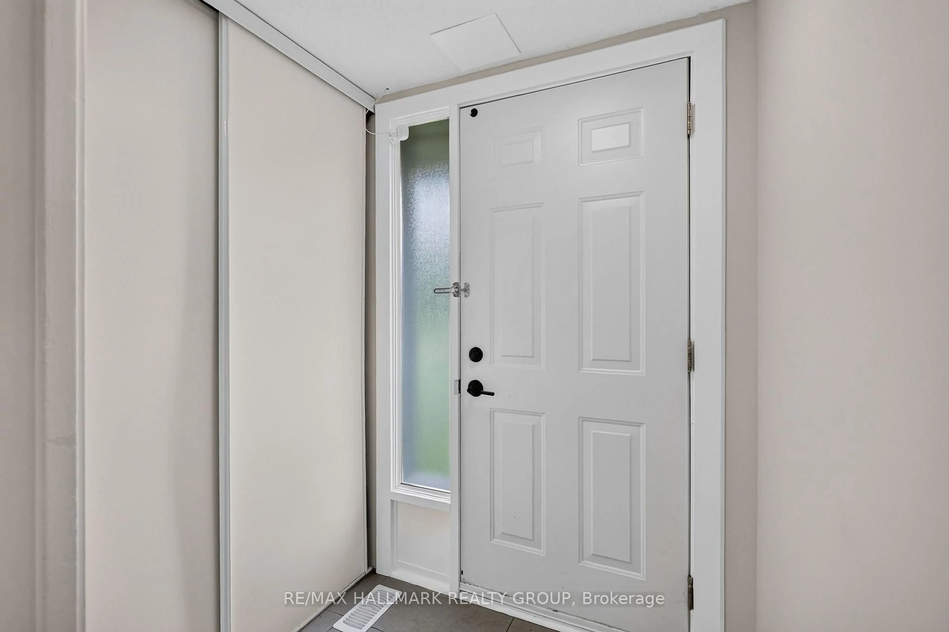 Indoor entryway for 2998 Fairlea Cres, Ottawa Ontario K1V 8T7