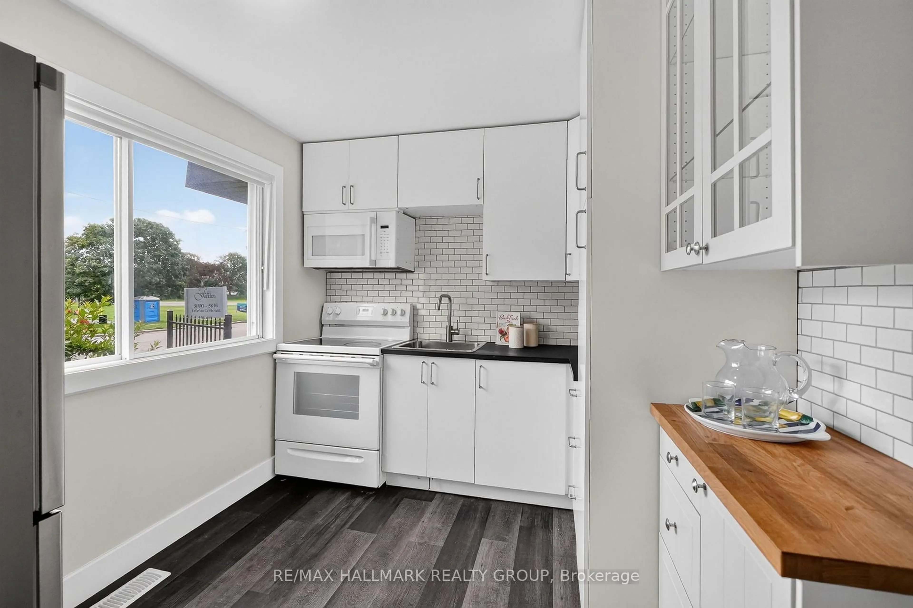 Standard kitchen, unknown for 2998 Fairlea Cres, Ottawa Ontario K1V 8T7