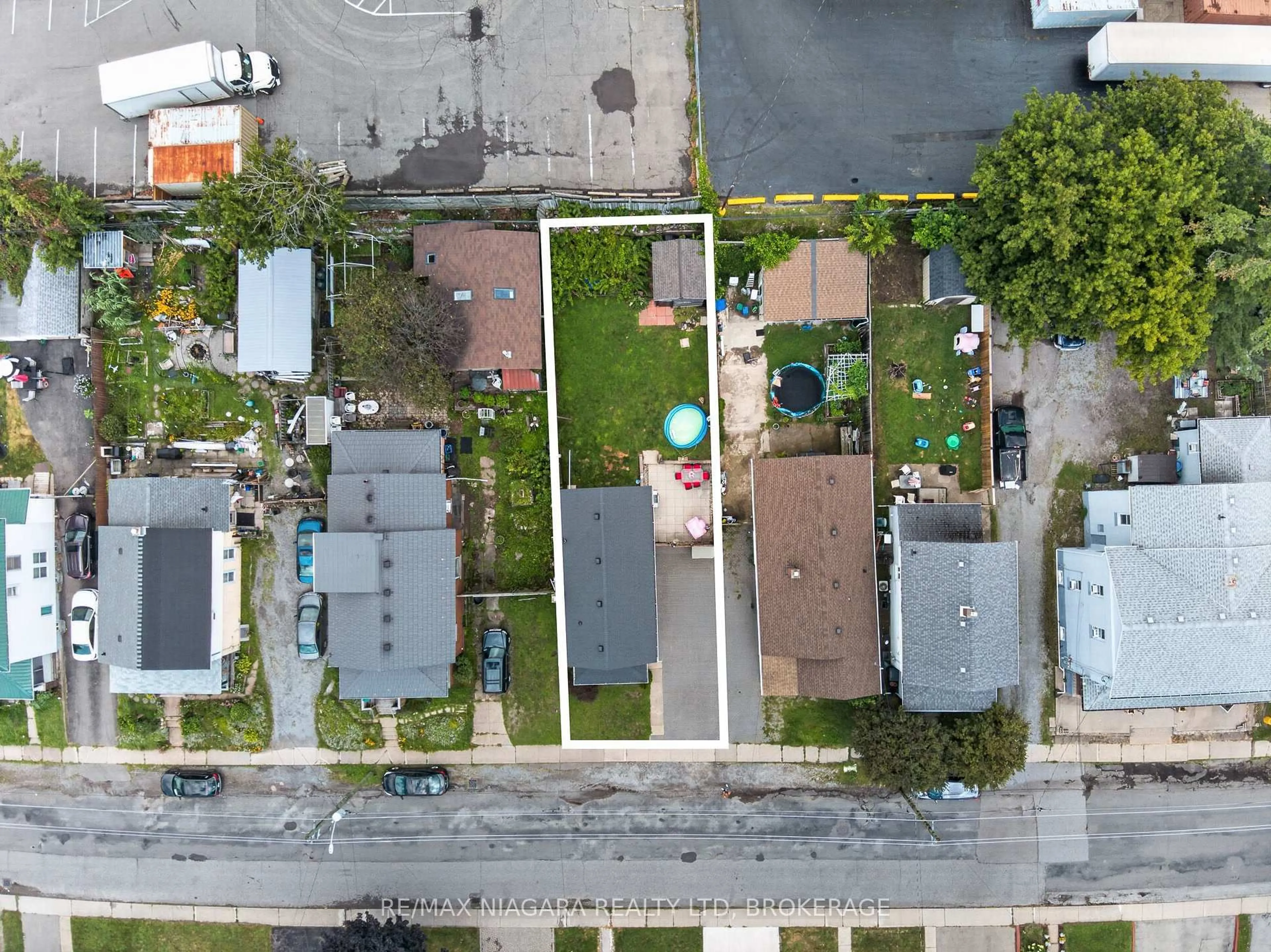 A pic from outside/outdoor area/front of a property/back of a property/a pic from drone, street for 6303 Ker St, Niagara Falls Ontario L2G 1X7