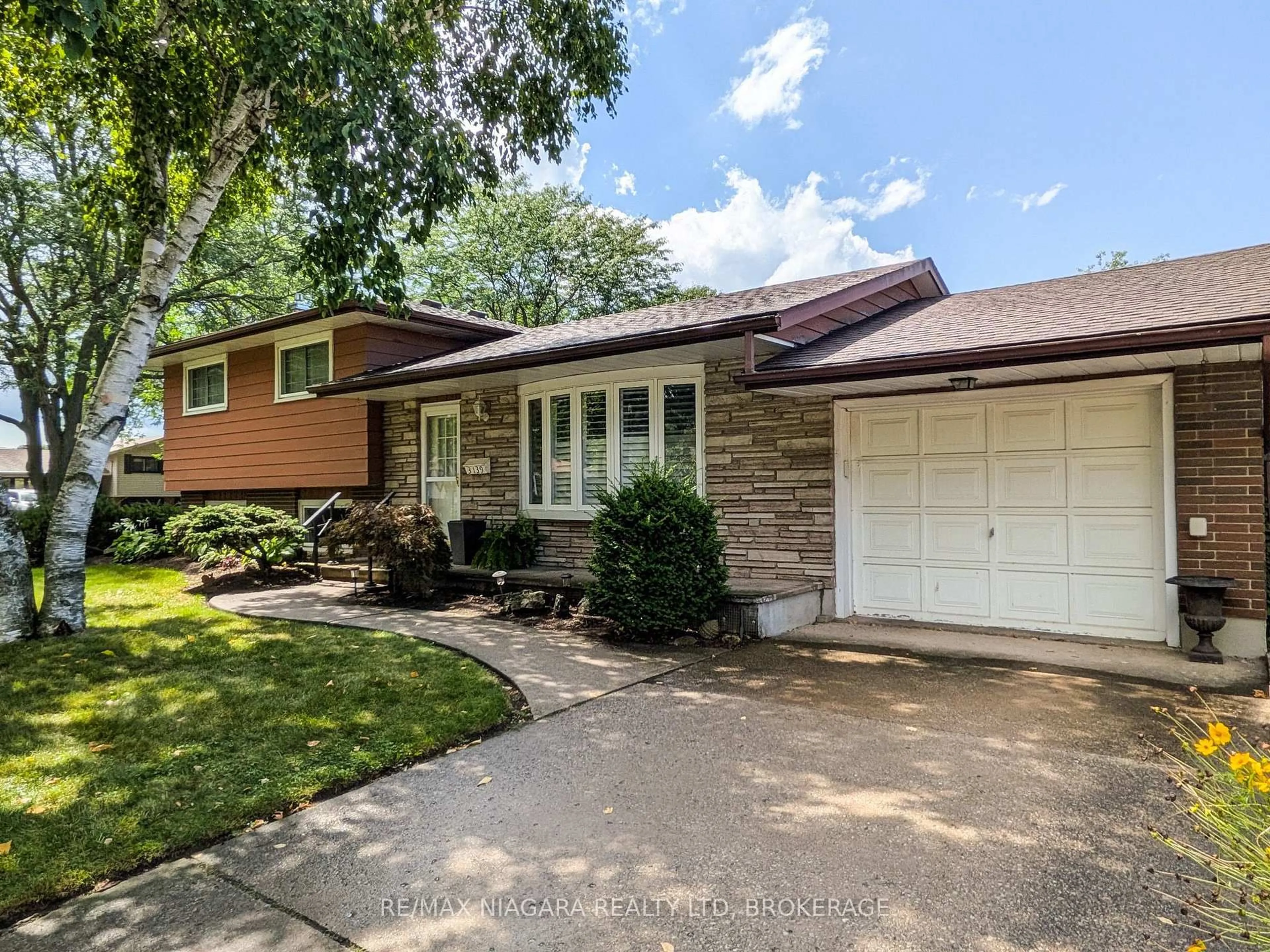 Home with brick exterior material, street for 3139 Chipman Cres, Niagara Falls Ontario L2G 6M6