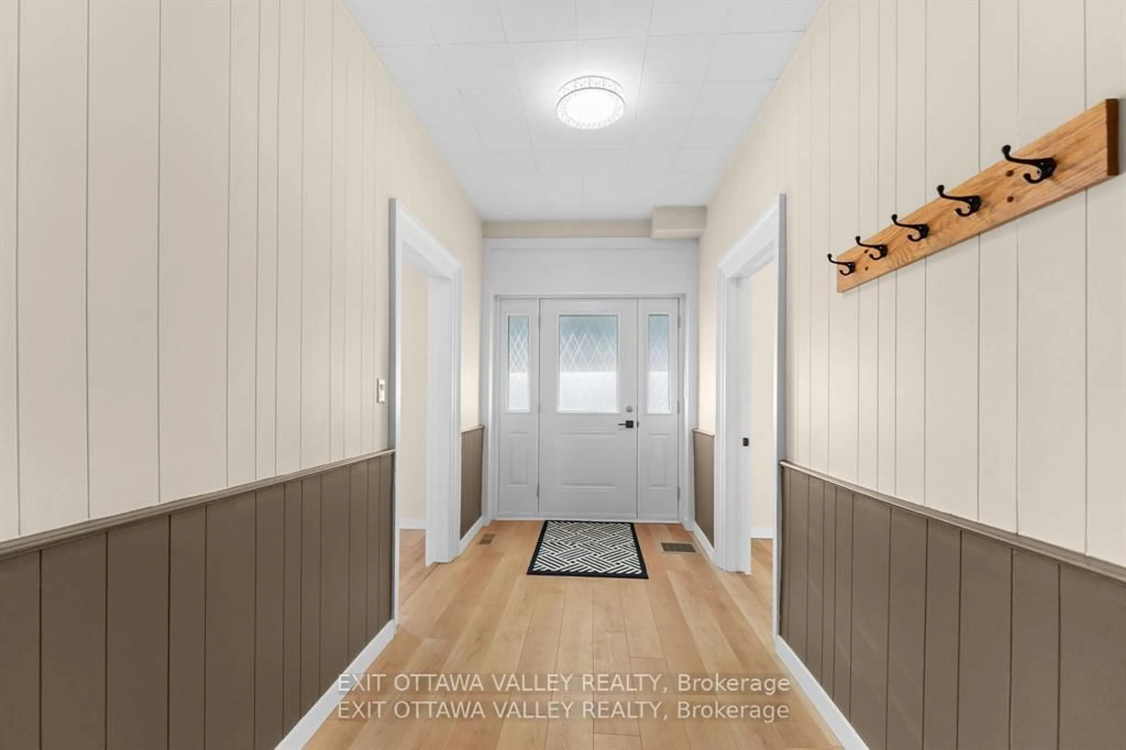 Indoor entryway for 164 Maple Ave, Pembroke Ontario K8A 1L2