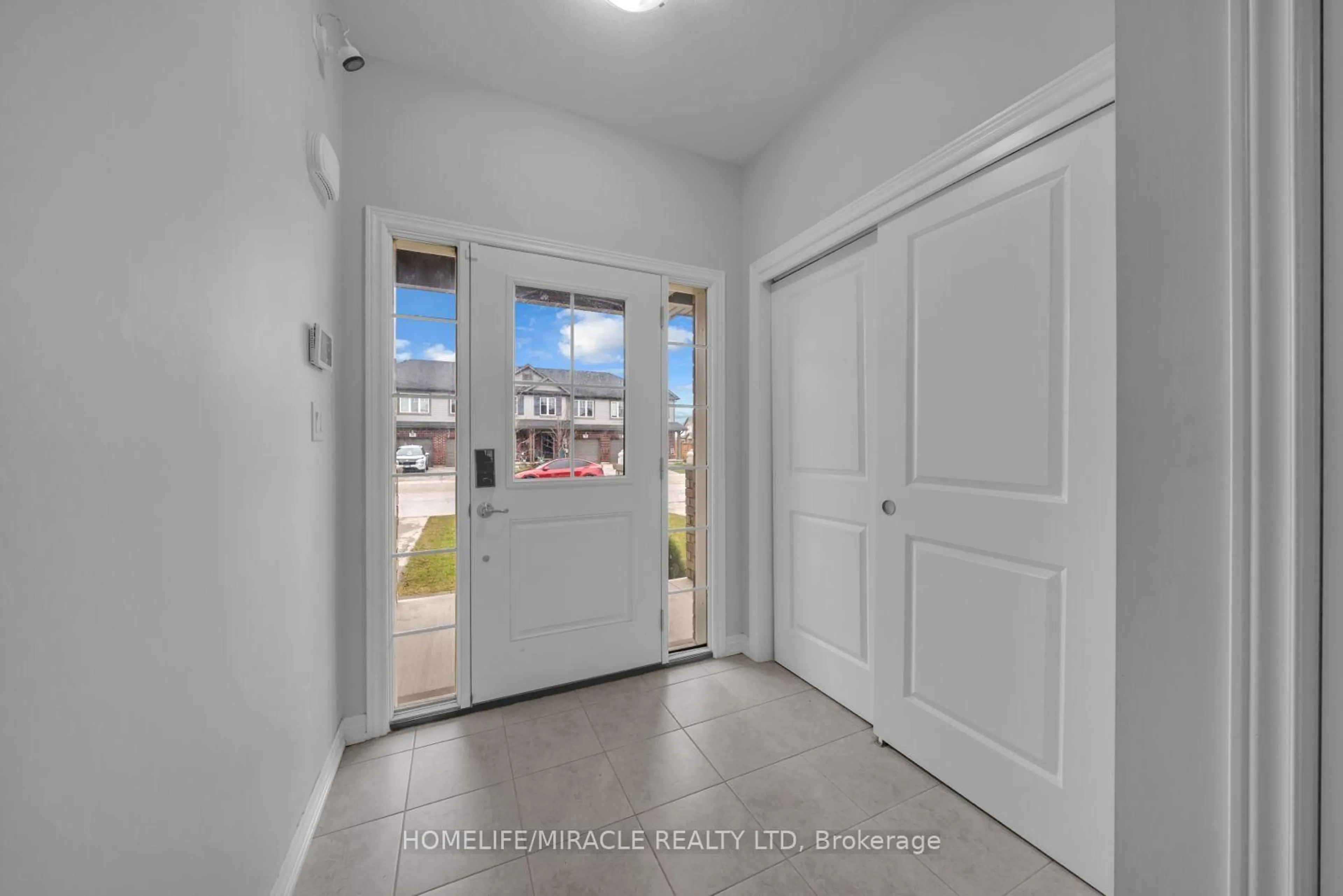 Indoor entryway for 83 Monarch St, Welland Ontario L3C 0E6