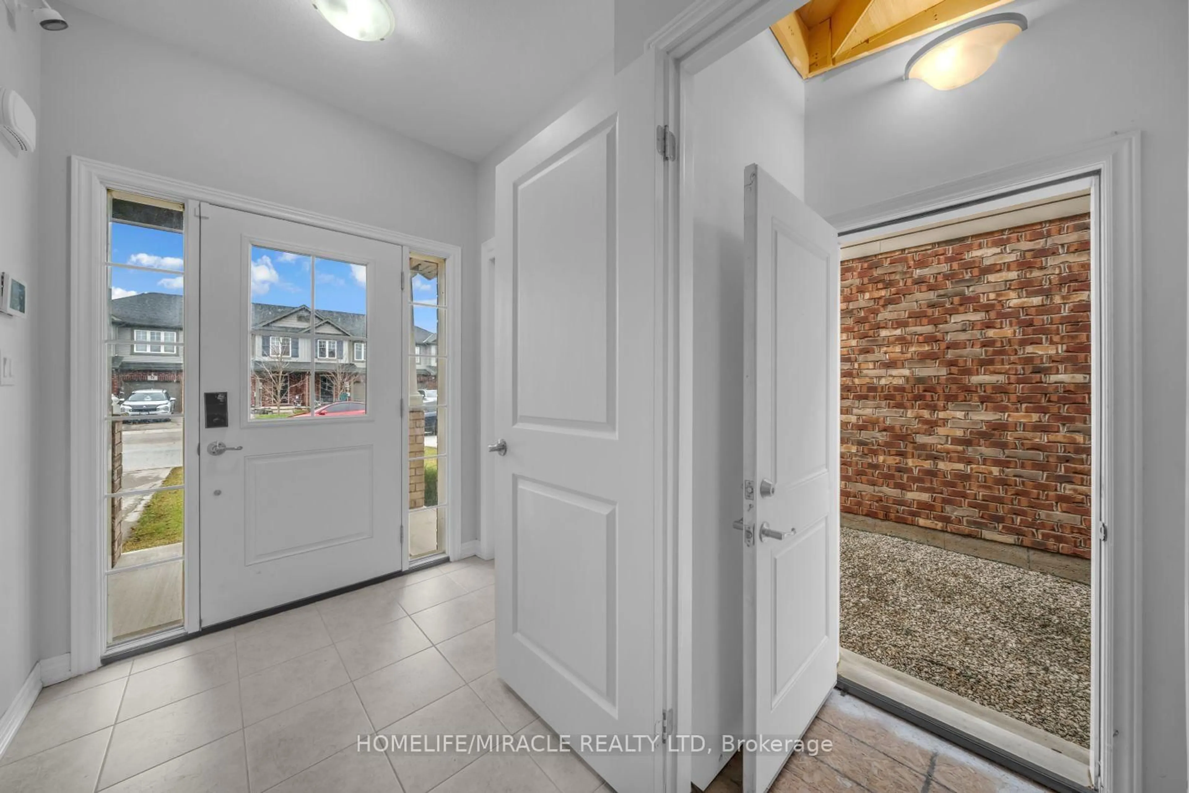 Indoor entryway for 83 Monarch St, Welland Ontario L3C 0E6