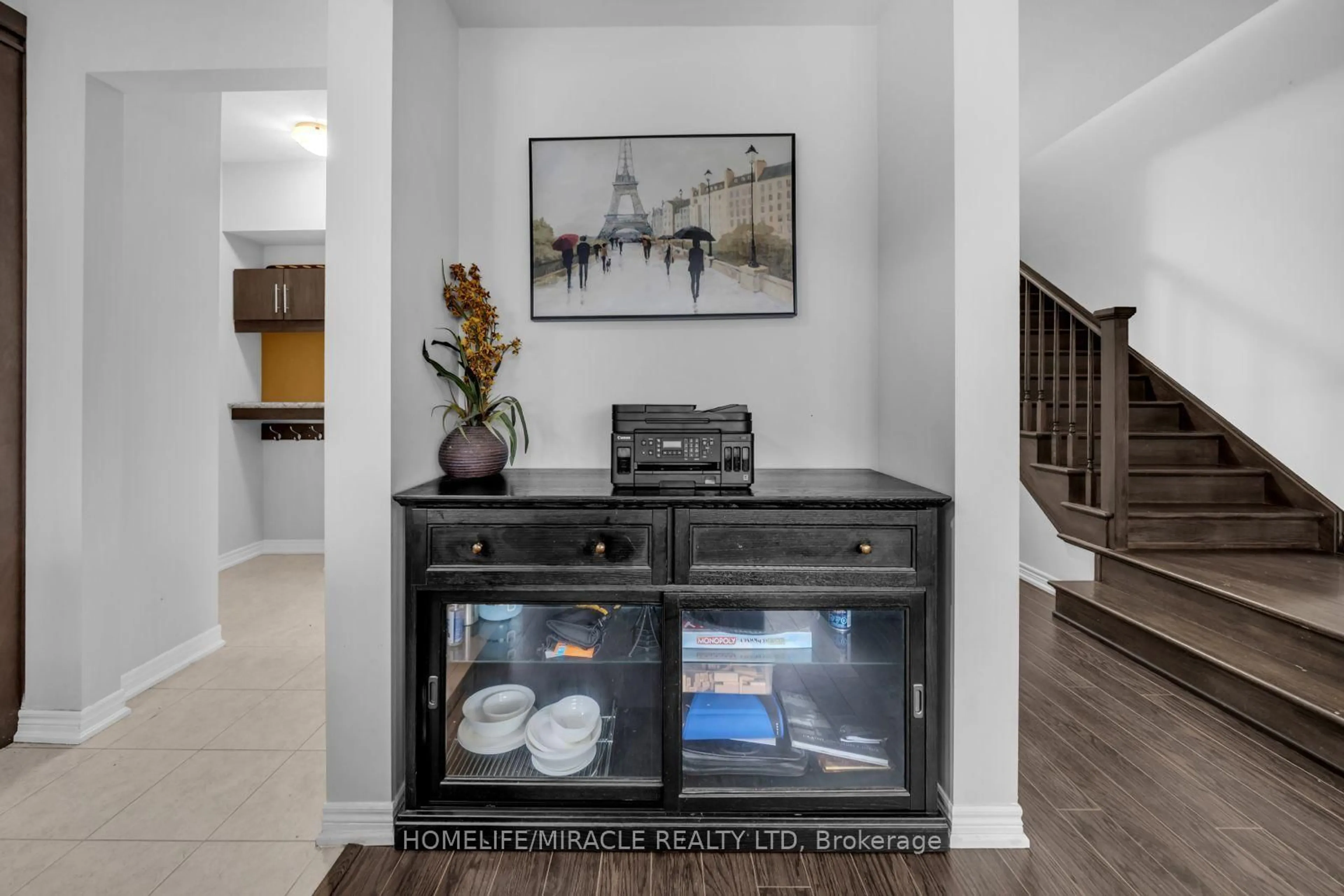 Indoor entryway for 83 Monarch St, Welland Ontario L3C 0E6