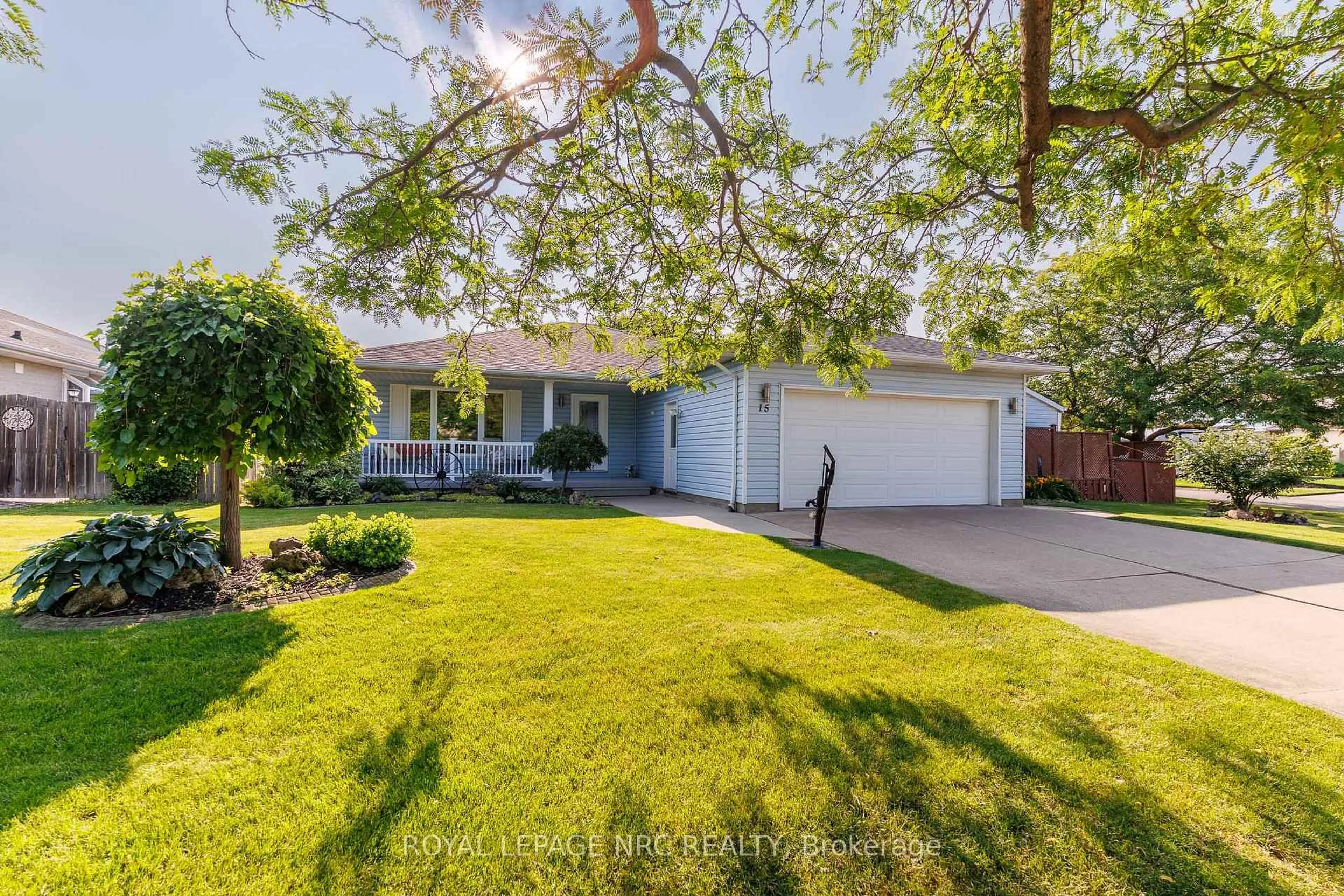 A pic from outside/outdoor area/front of a property/back of a property/a pic from drone, street for 15 Foxhill Cres, St. Catharines Ontario L2S 3T9