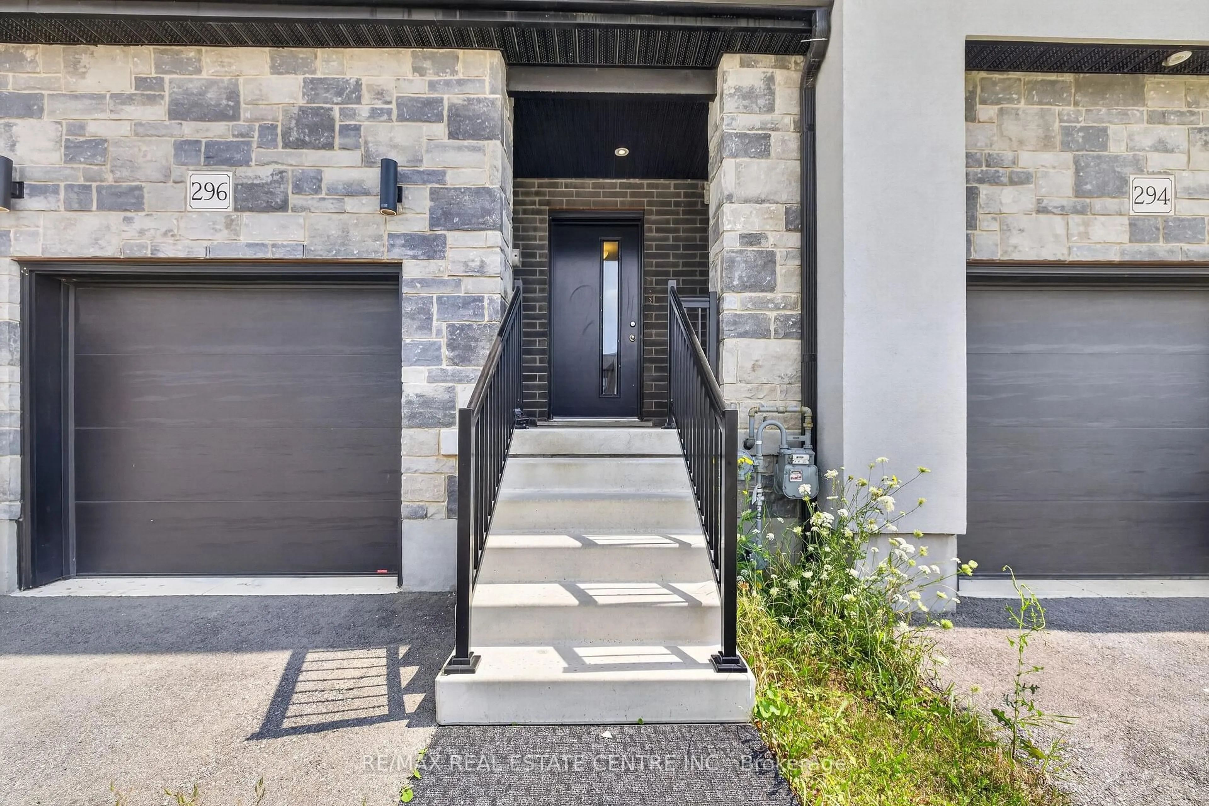 Indoor entryway for 296 Bradshaw Dr, Stratford Ontario N5A 0K2