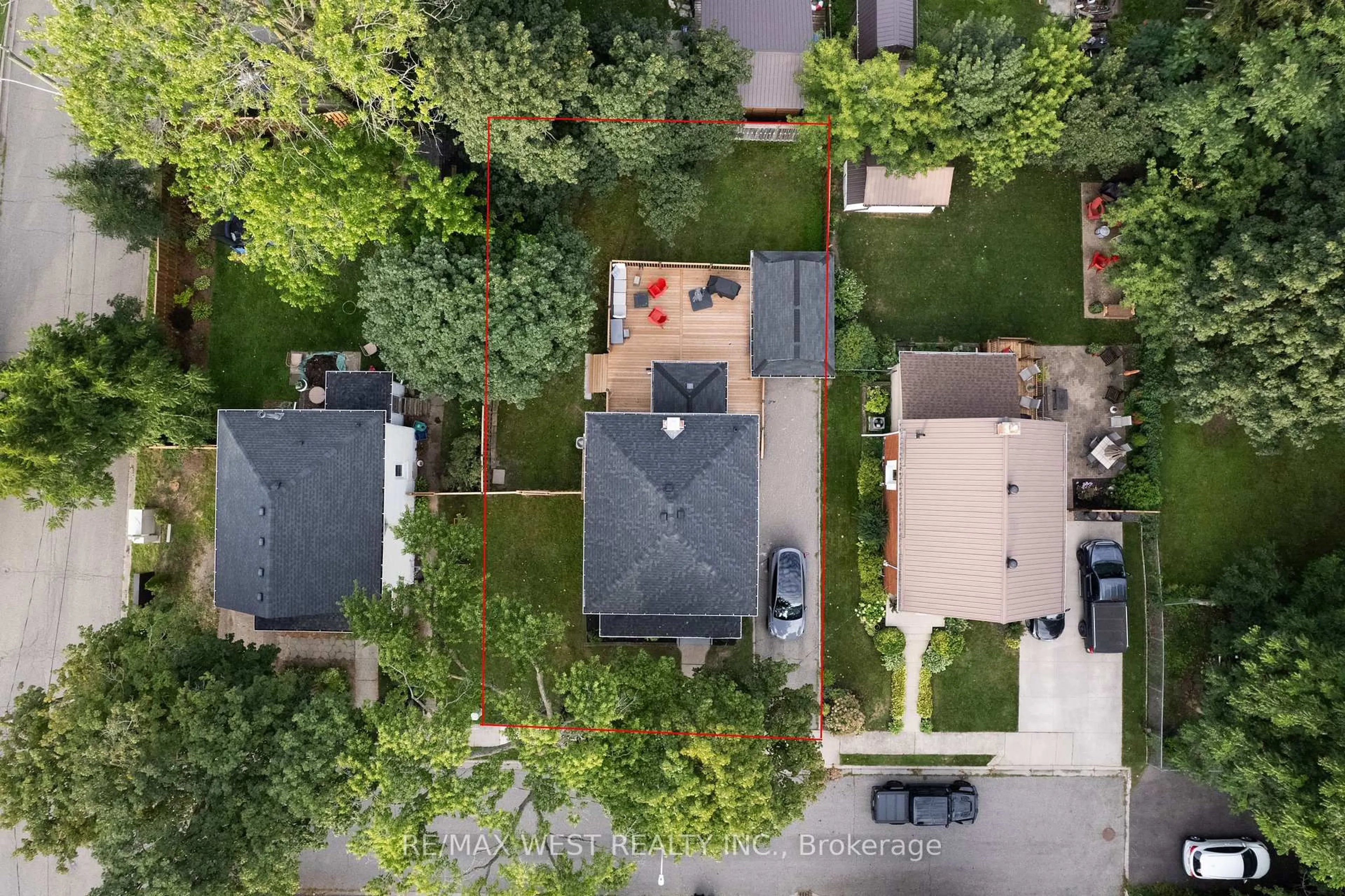 A pic from outside/outdoor area/front of a property/back of a property/a pic from drone, street for 217 HEXAM St, Cambridge Ontario N3H 4A3