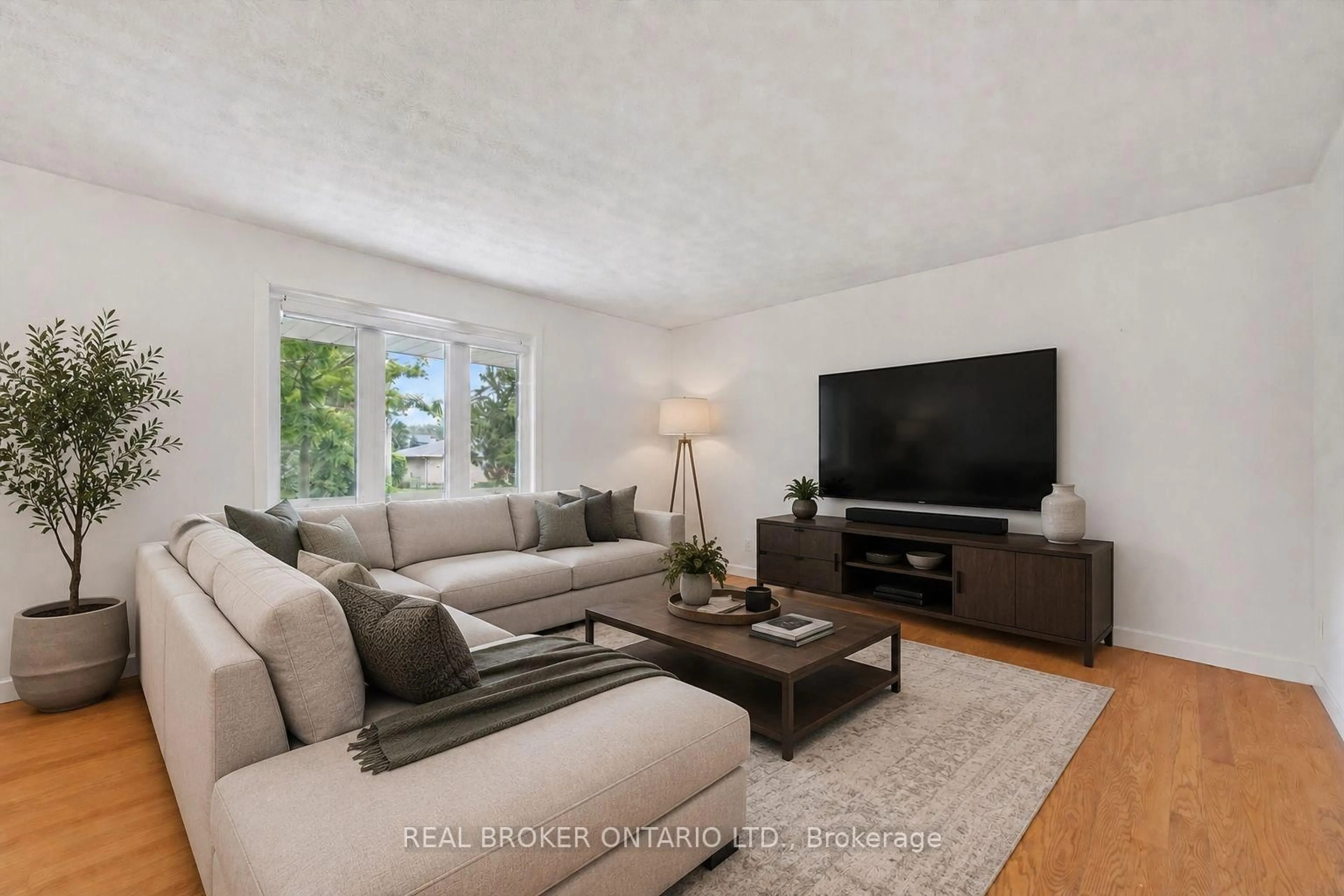 Living room with furniture, unknown for 27 Dawson Dr, Kincardine Ontario N2Z 2X6