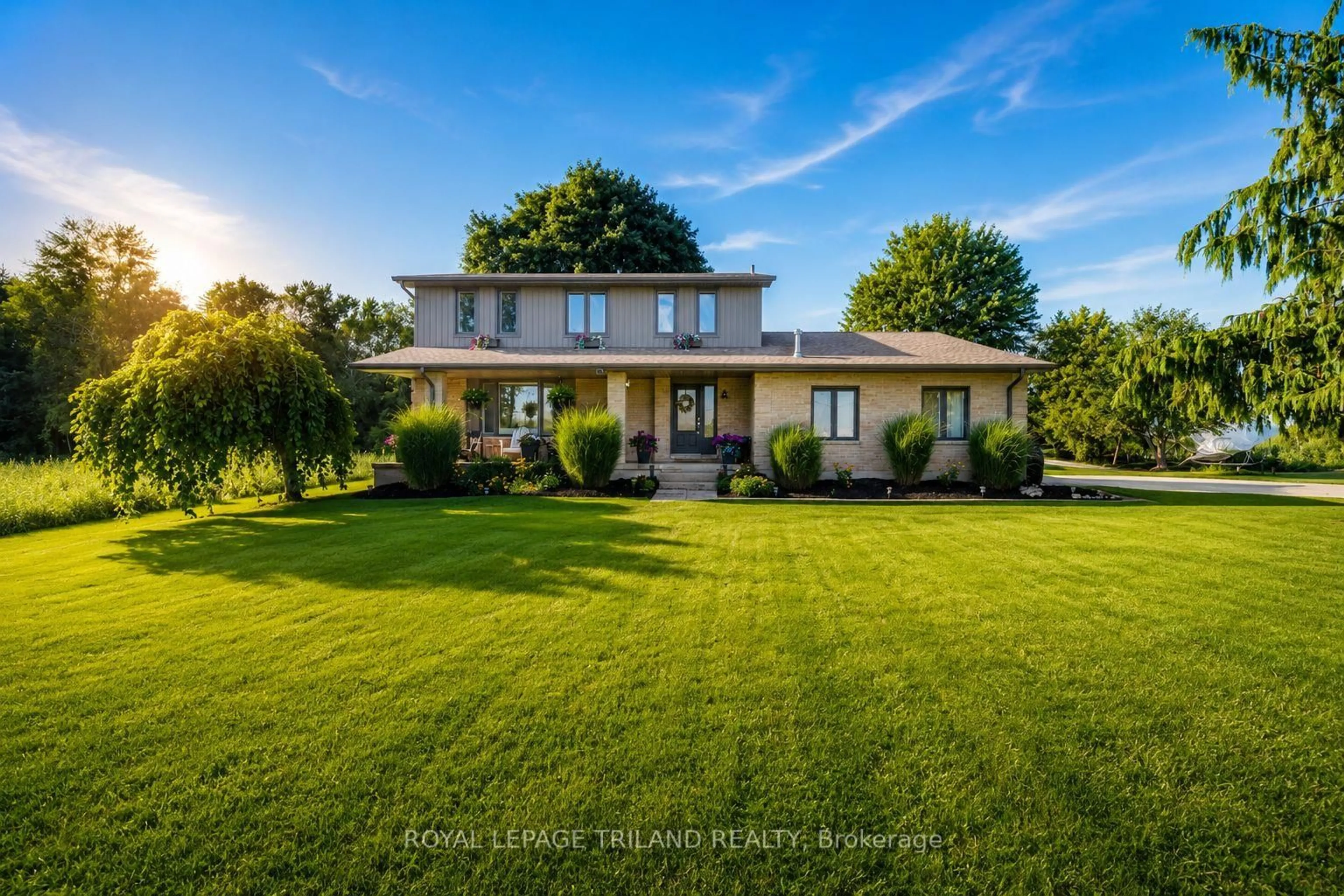 A pic from outside/outdoor area/front of a property/back of a property/a pic from drone, street for 2612 Trafalgar St, London East Ontario N6M 1G9