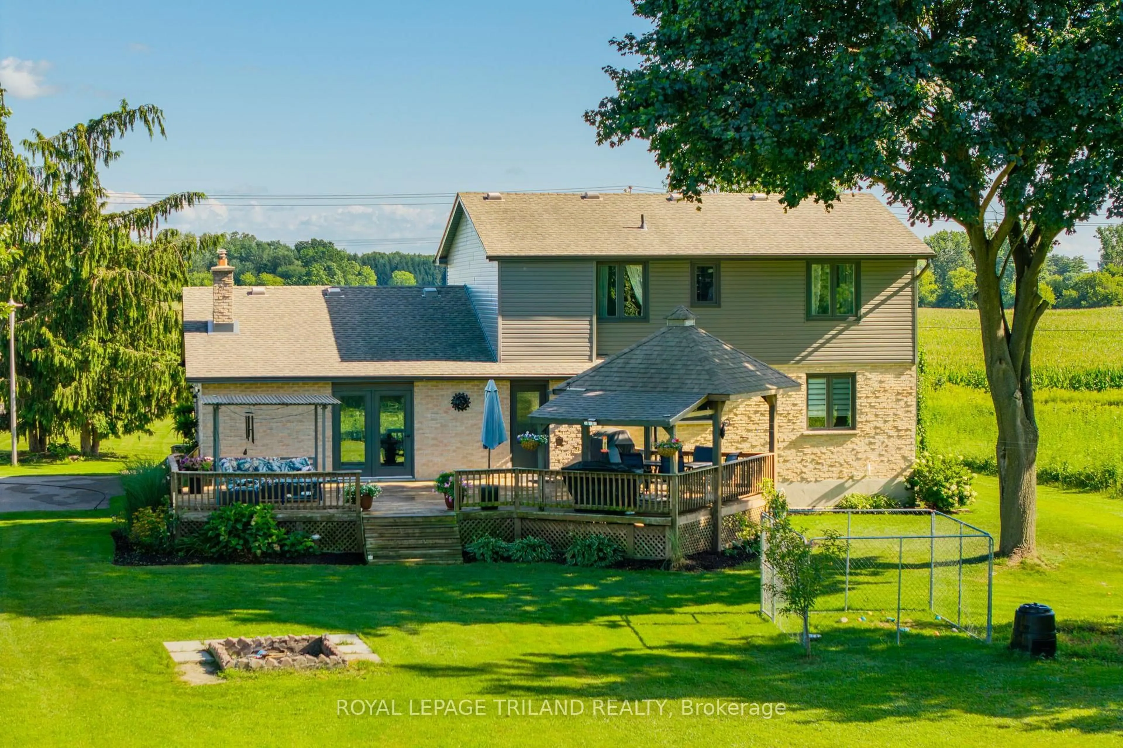 A pic from outside/outdoor area/front of a property/back of a property/a pic from drone, unknown for 2612 Trafalgar St, London East Ontario N6M 1G9