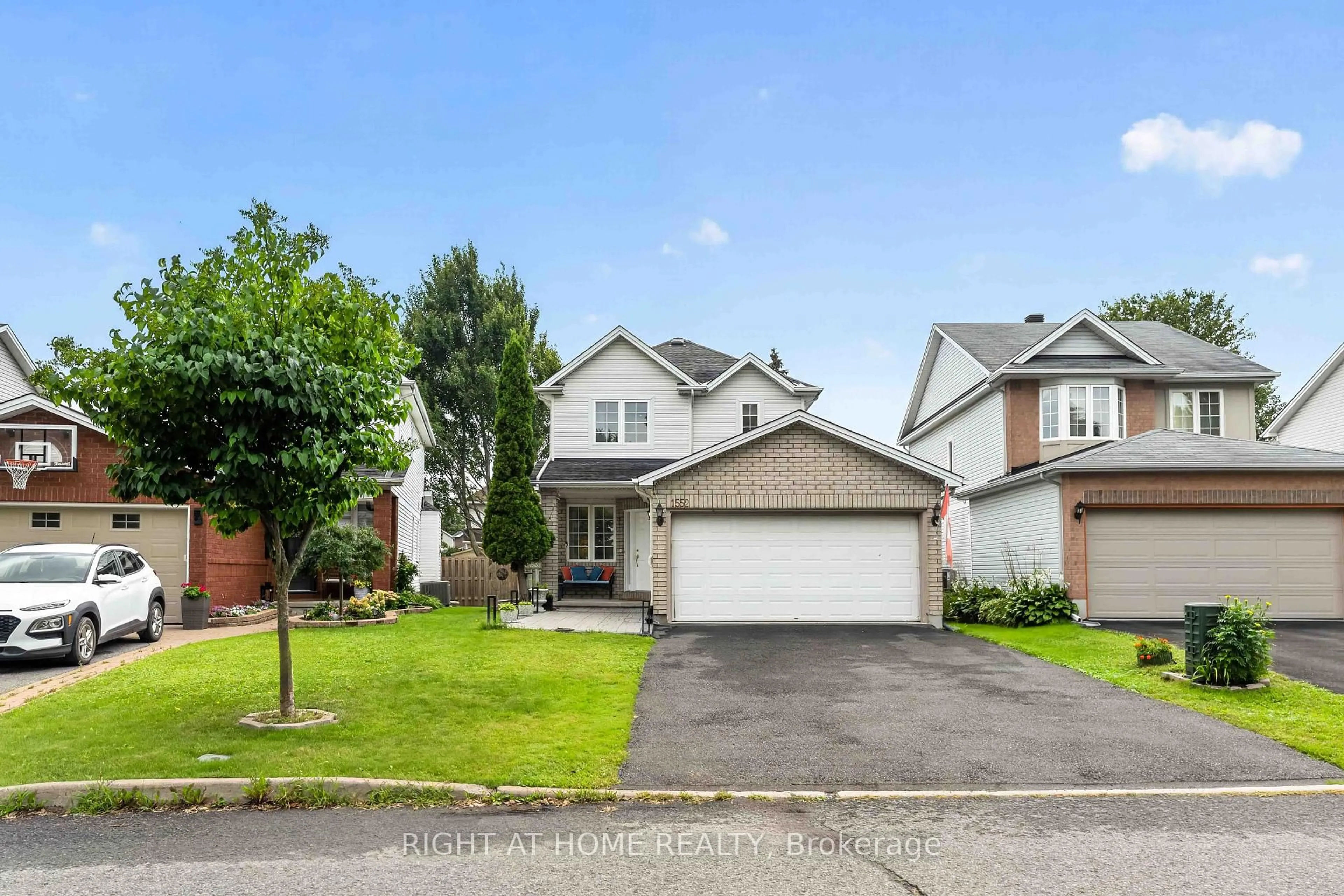 A pic from outside/outdoor area/front of a property/back of a property/a pic from drone, street for 1552 STOJKO St, Ottawa Ontario K4A 4A1