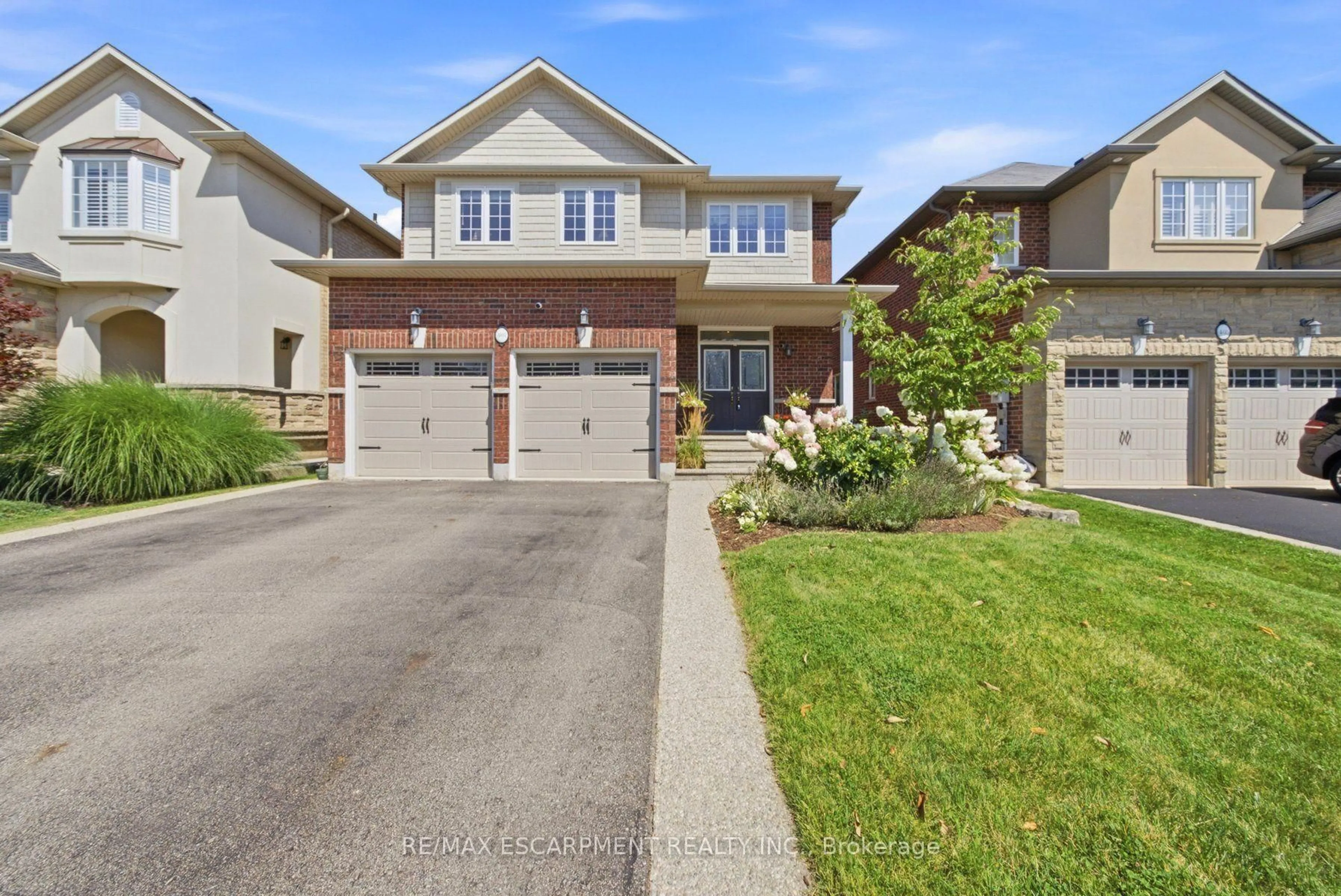 A pic from outside/outdoor area/front of a property/back of a property/a pic from drone, street for 401 Valridge Dr, Hamilton Ontario L9G 0B2