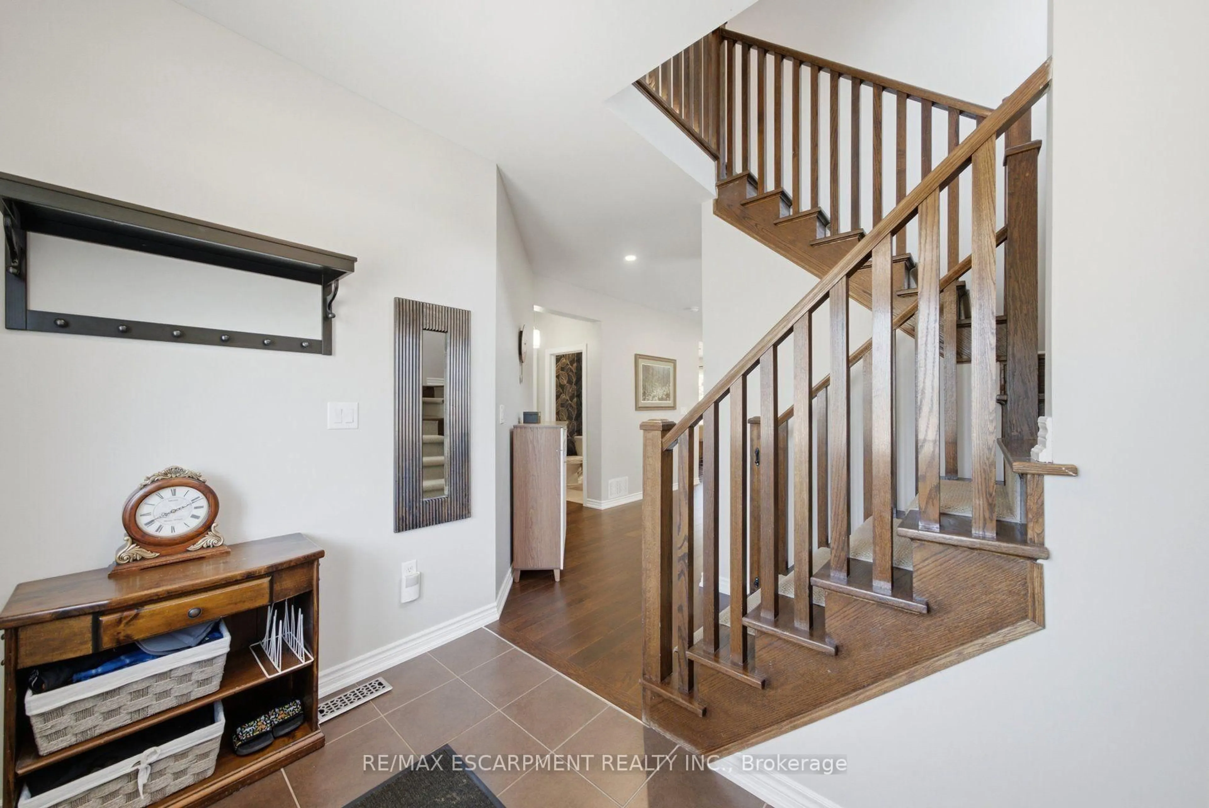 Indoor entryway for 401 Valridge Dr, Hamilton Ontario L9G 0B2