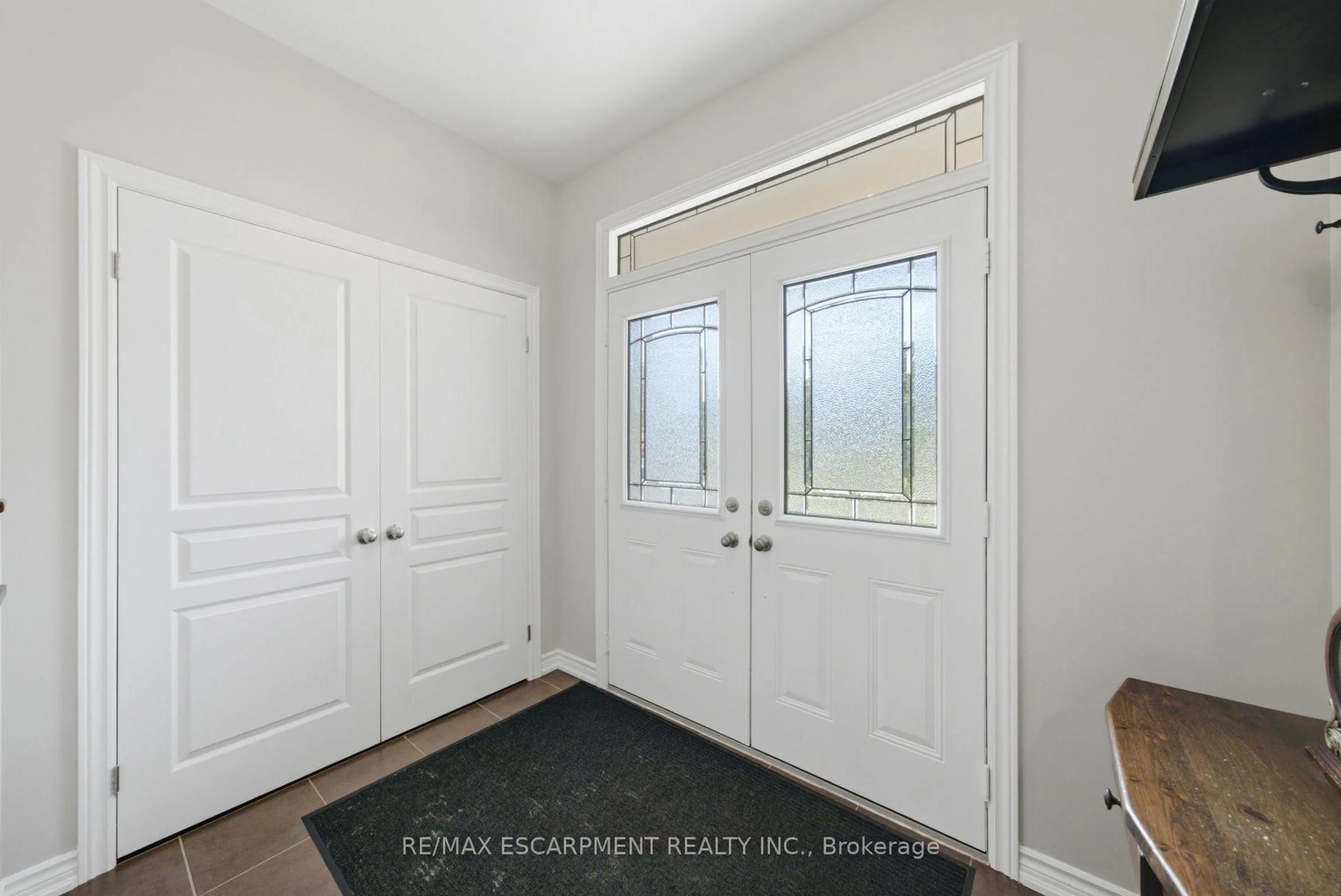 Indoor entryway for 401 Valridge Dr, Hamilton Ontario L9G 0B2