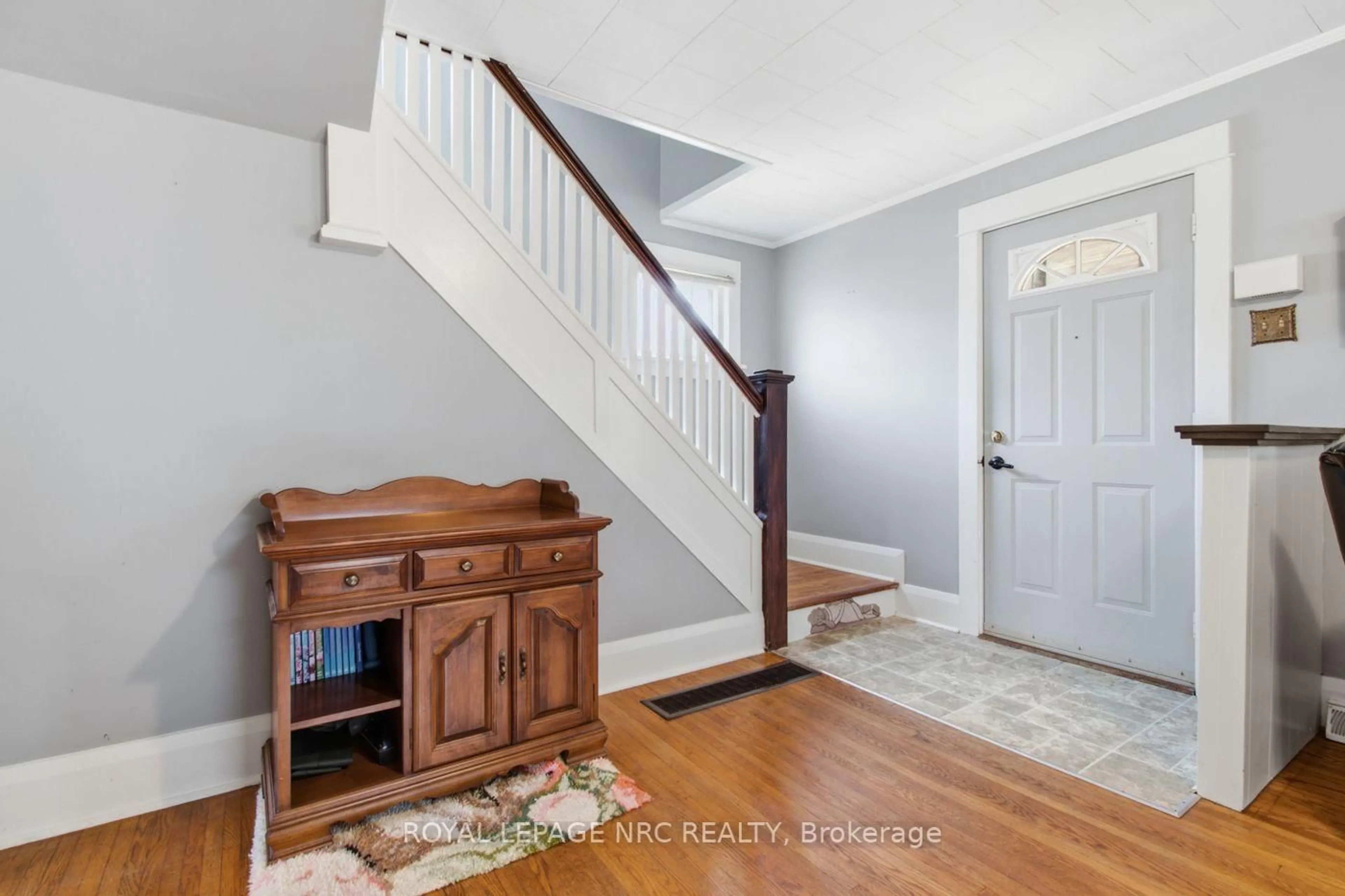 Indoor entryway for 60 Forest Ave, Port Colborne Ontario L3K 5E4