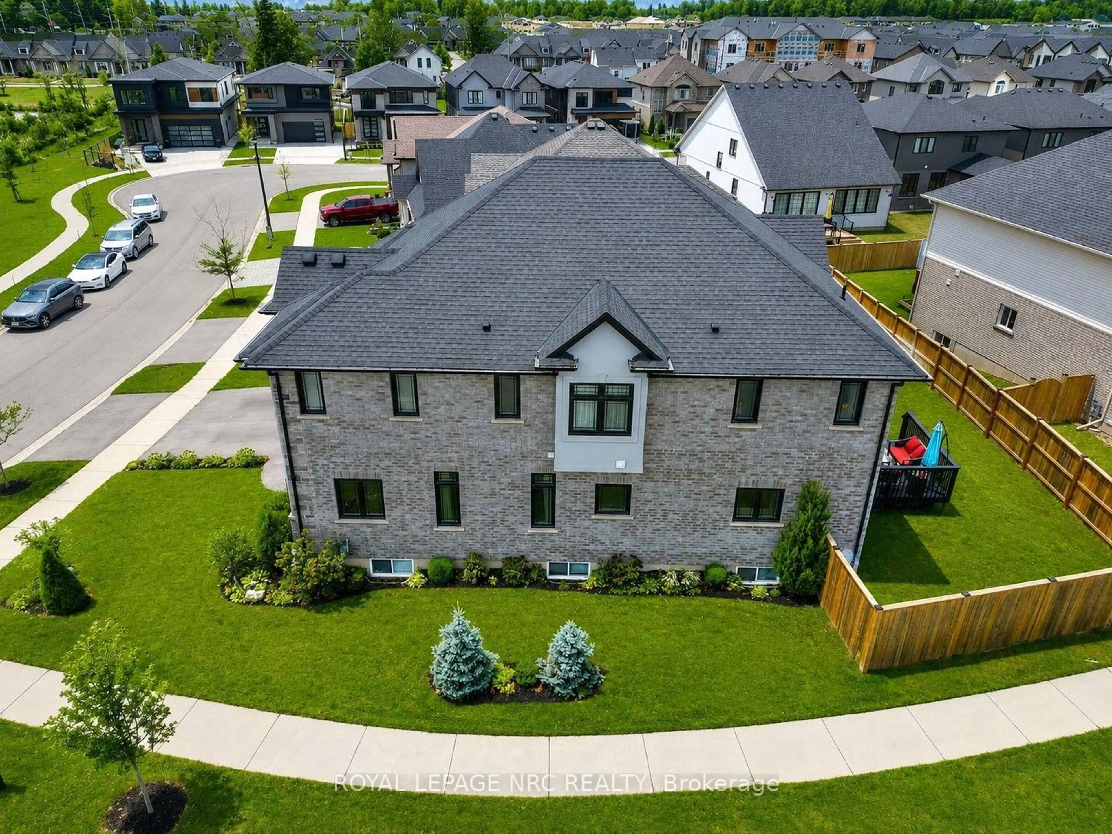 A pic from outside/outdoor area/front of a property/back of a property/a pic from drone, street for 31 Bergenstein Cres, Pelham Ontario L3E 0A3