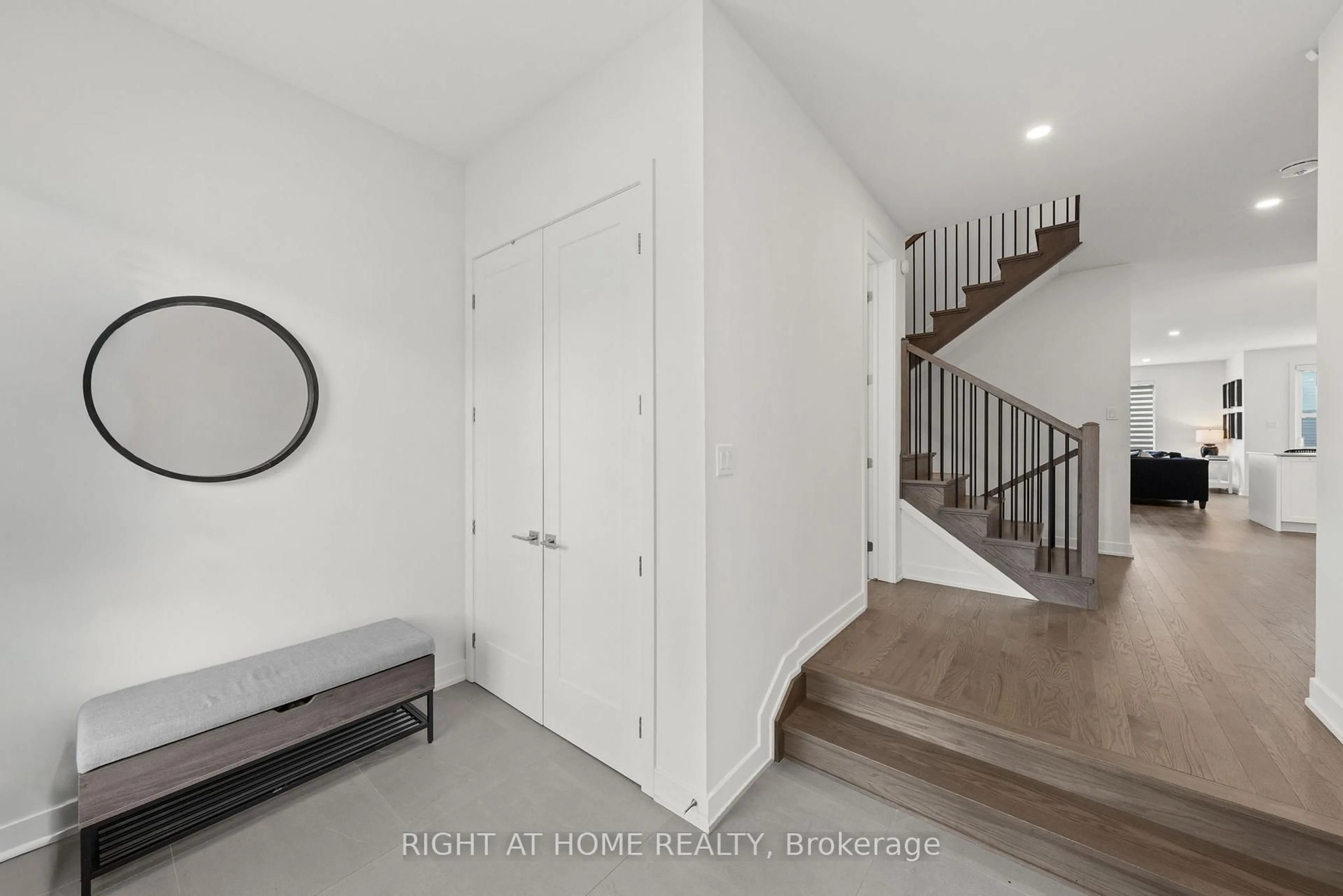 Indoor entryway for 252 KETCHIKAN Cres, Kanata Ontario K2T 0S2