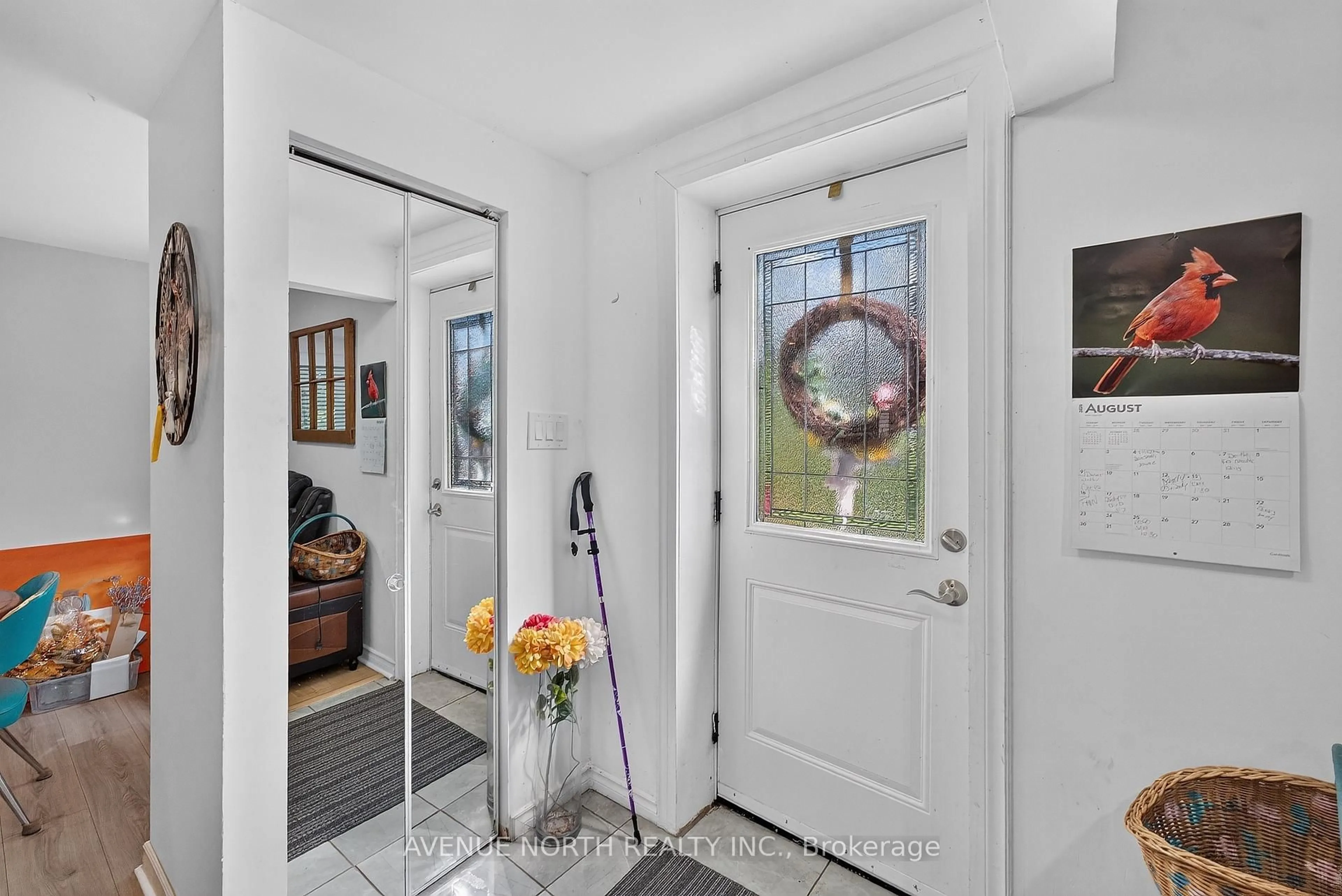 Indoor entryway for 2941 Old Montreal Rd, Ottawa Ontario K4C 1G2