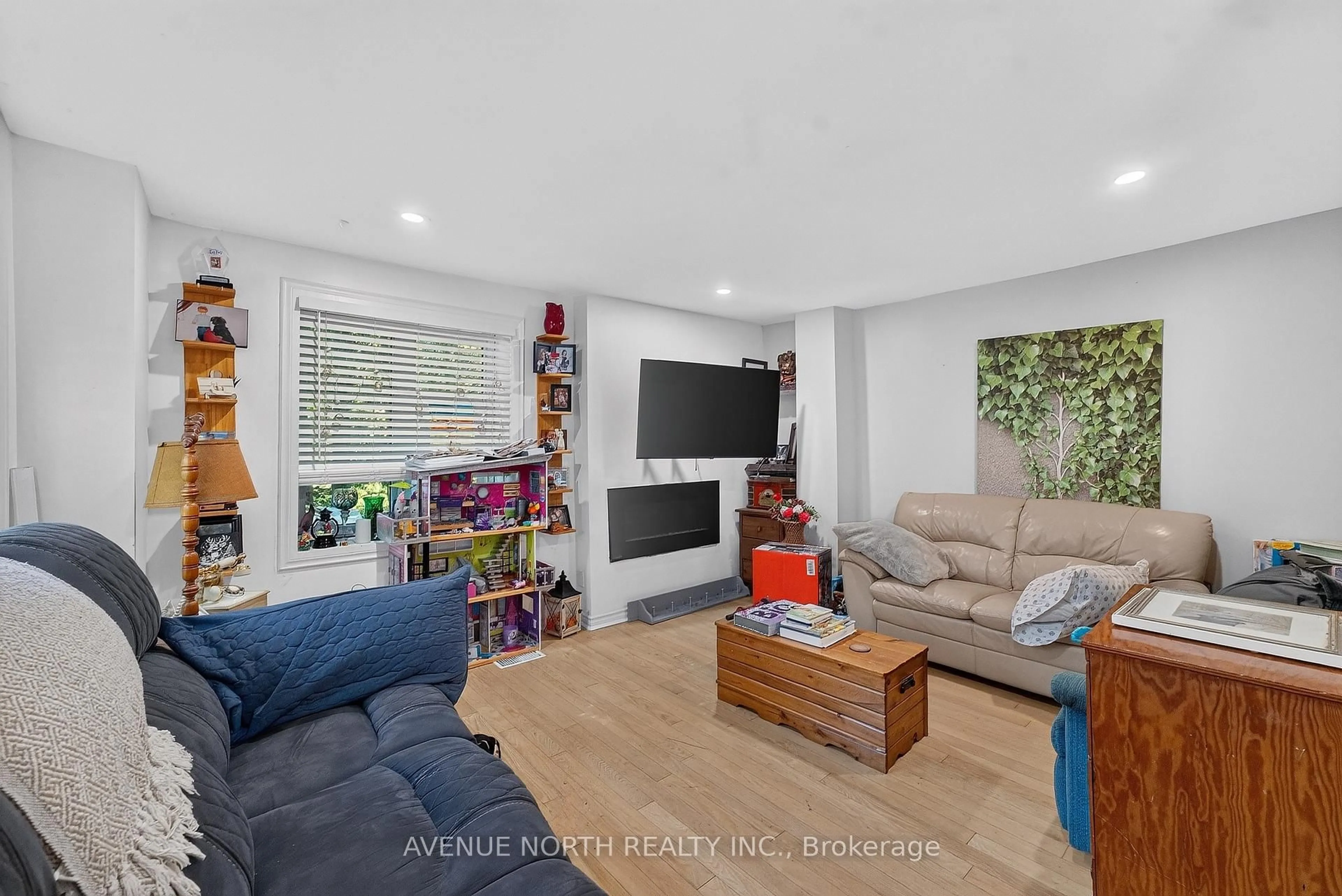 Living room with furniture, unknown for 2941 Old Montreal Rd, Ottawa Ontario K4C 1G2