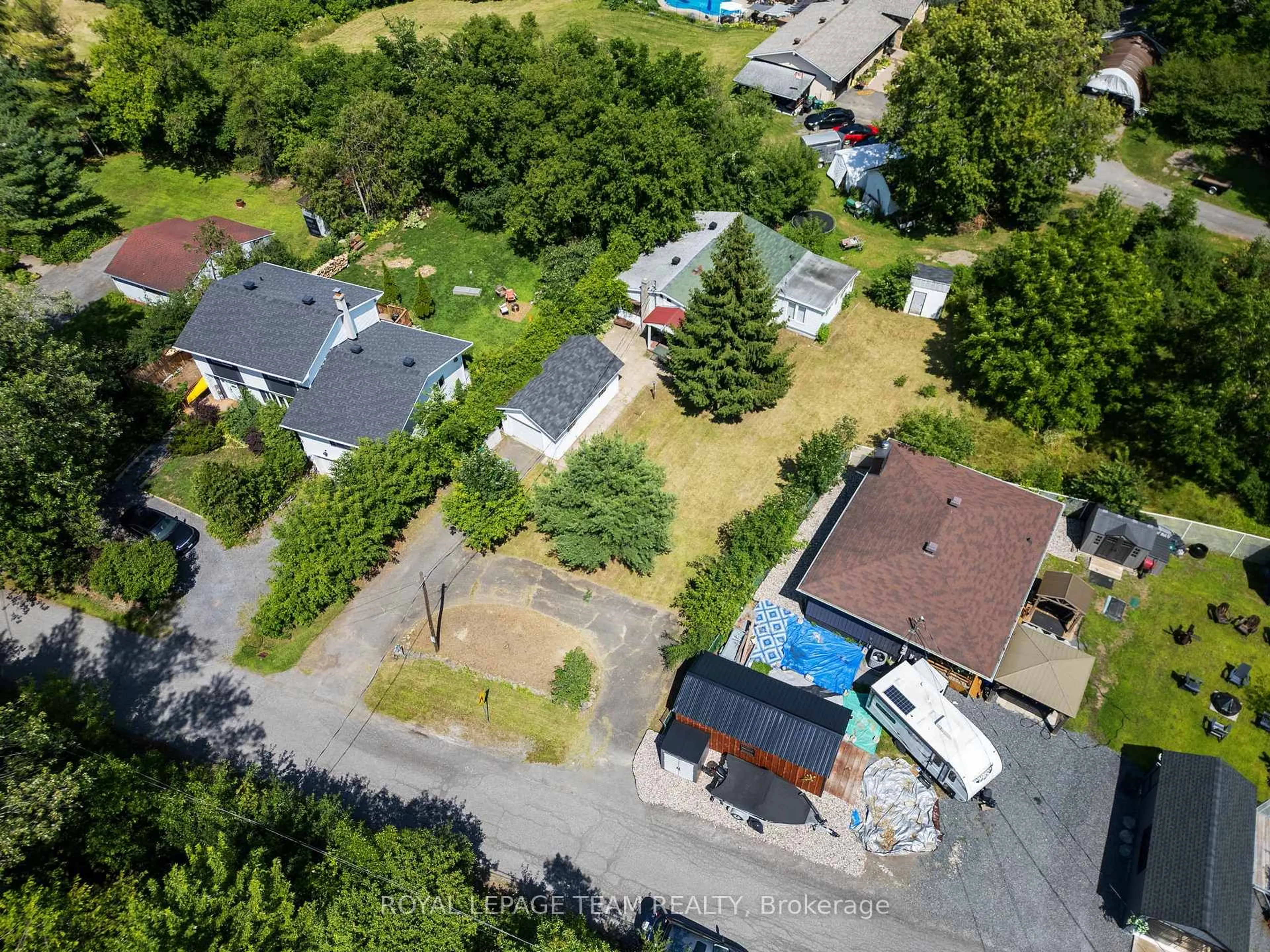 A pic from outside/outdoor area/front of a property/back of a property/a pic from drone, street for 967 West St, Ottawa Ontario K4C 1C6