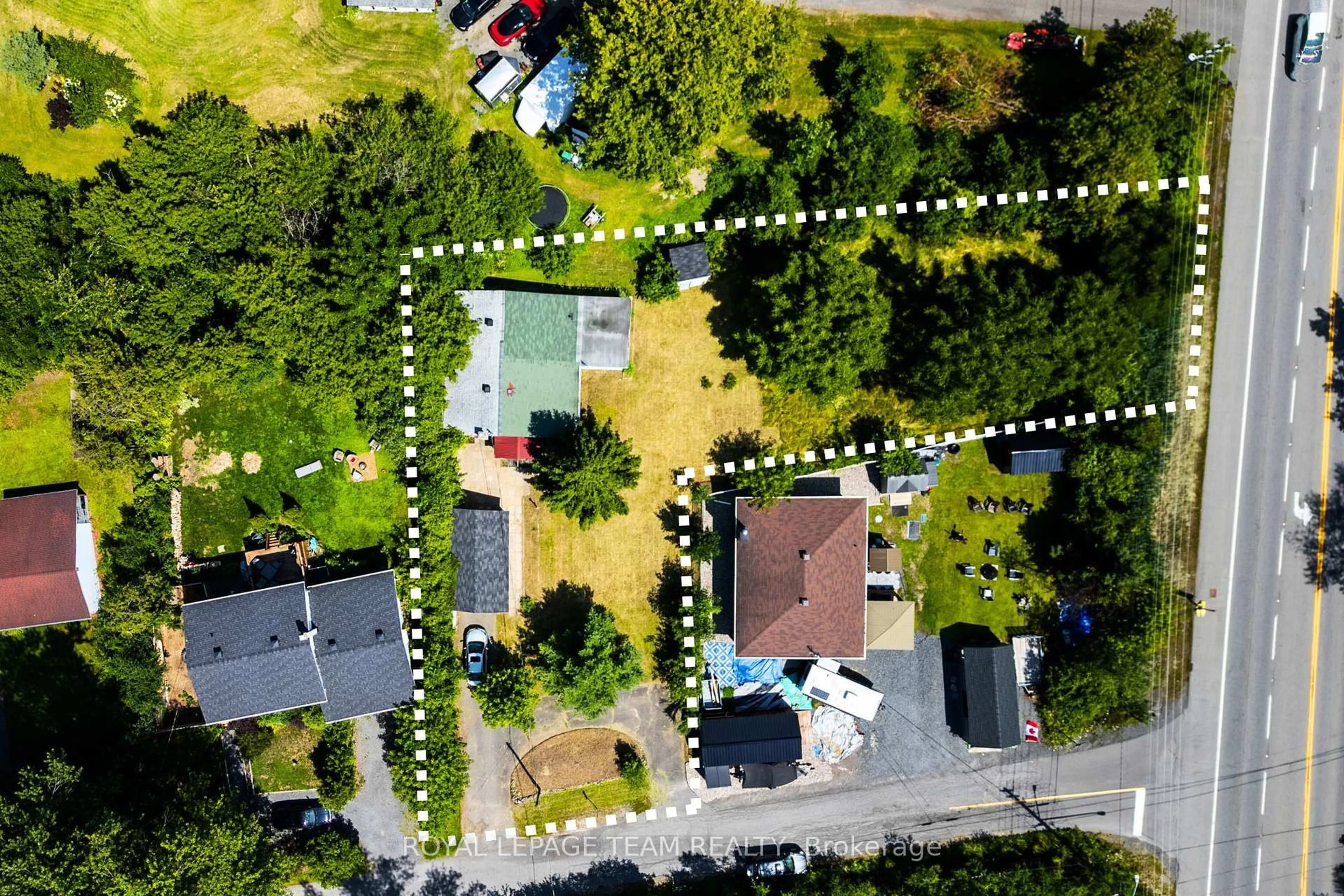 A pic from outside/outdoor area/front of a property/back of a property/a pic from drone, street for 967 West St, Ottawa Ontario K4C 1C6