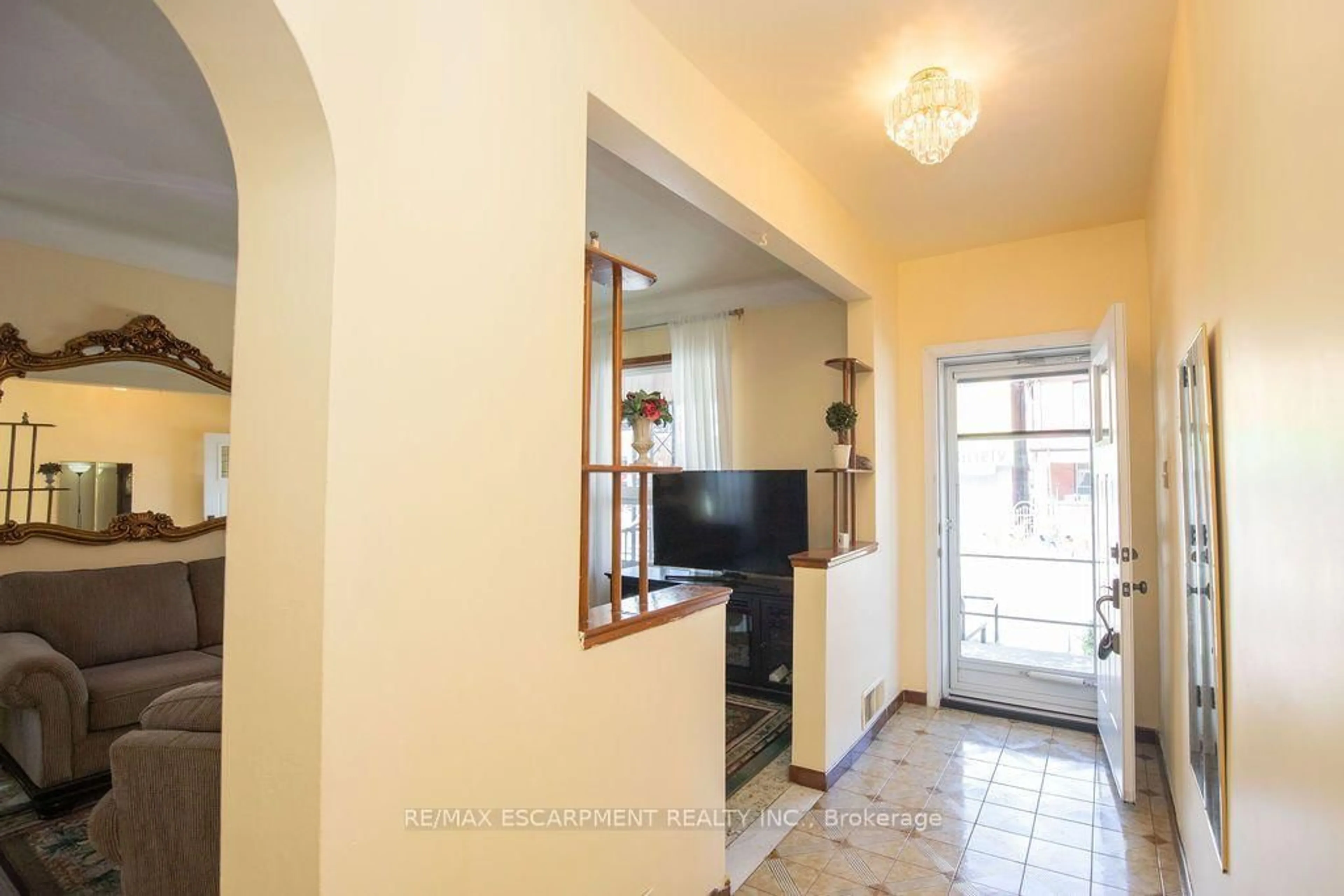 Indoor entryway for 66 Sherman Ave, Hamilton Ontario L8L 6M2