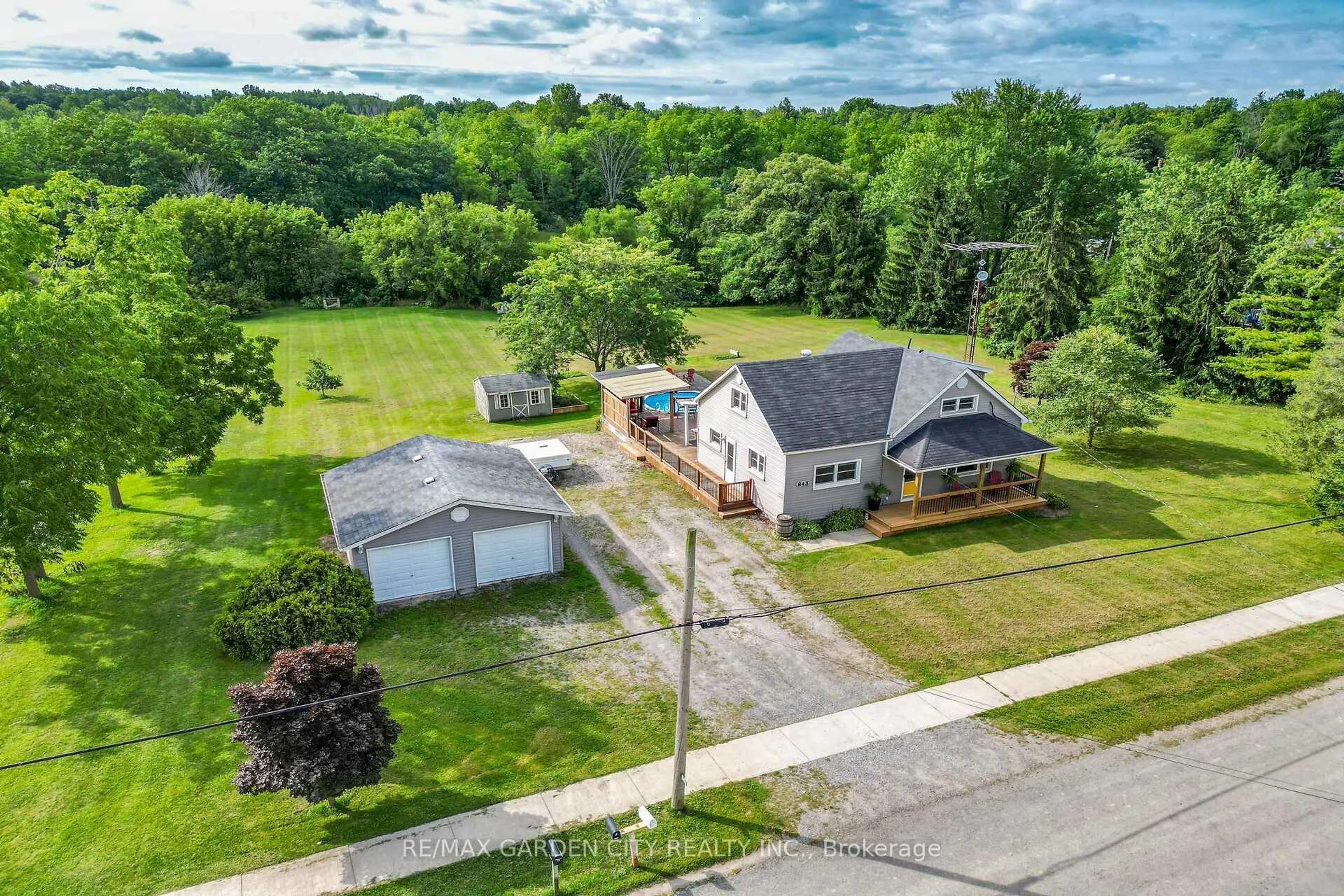 A pic from outside/outdoor area/front of a property/back of a property/a pic from drone, street for 843 Lyons Creek Rd, Welland Ontario L3B 5N4
