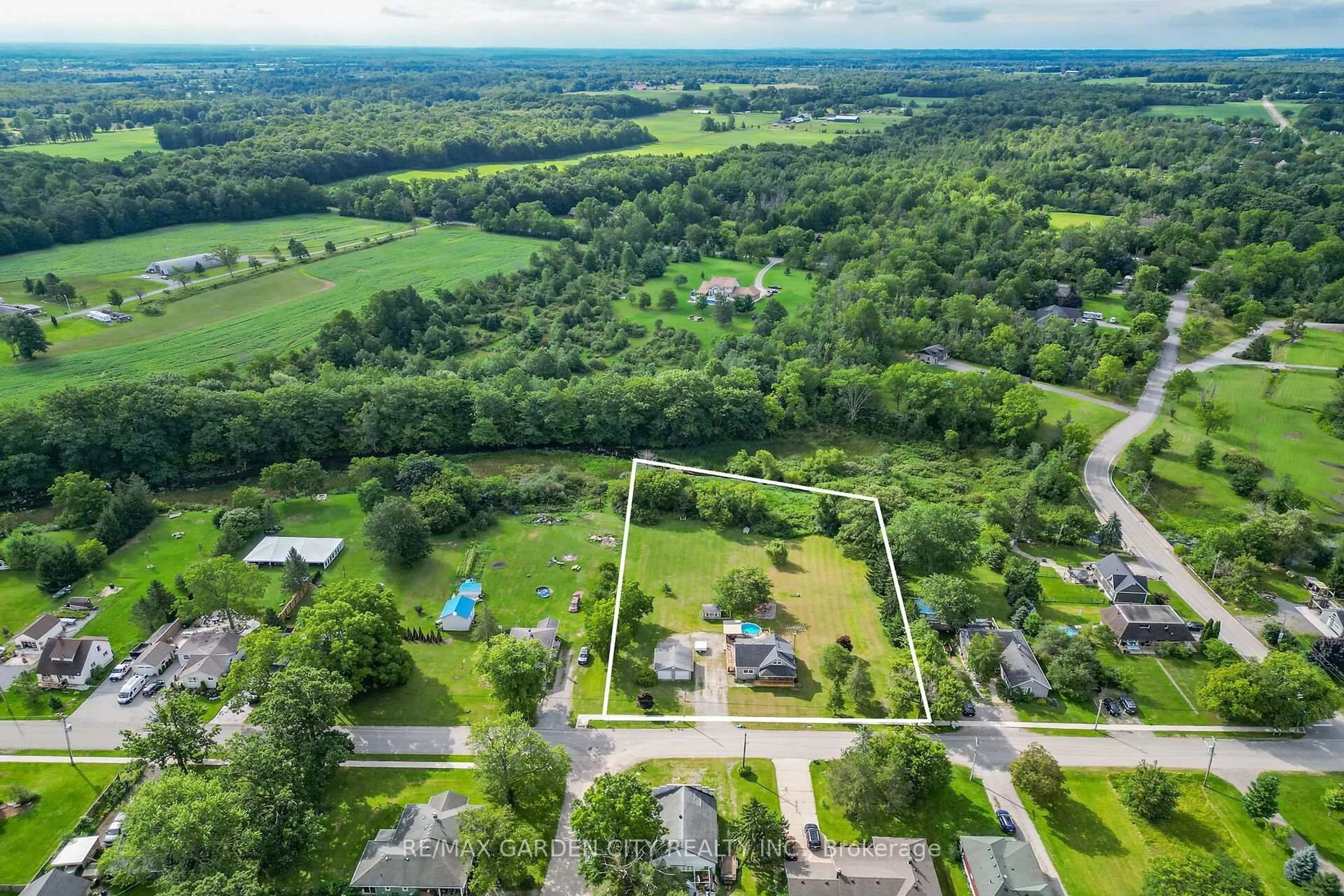 A pic from outside/outdoor area/front of a property/back of a property/a pic from drone, water/lake/river/ocean view for 843 Lyons Creek Rd, Welland Ontario L3B 5N4