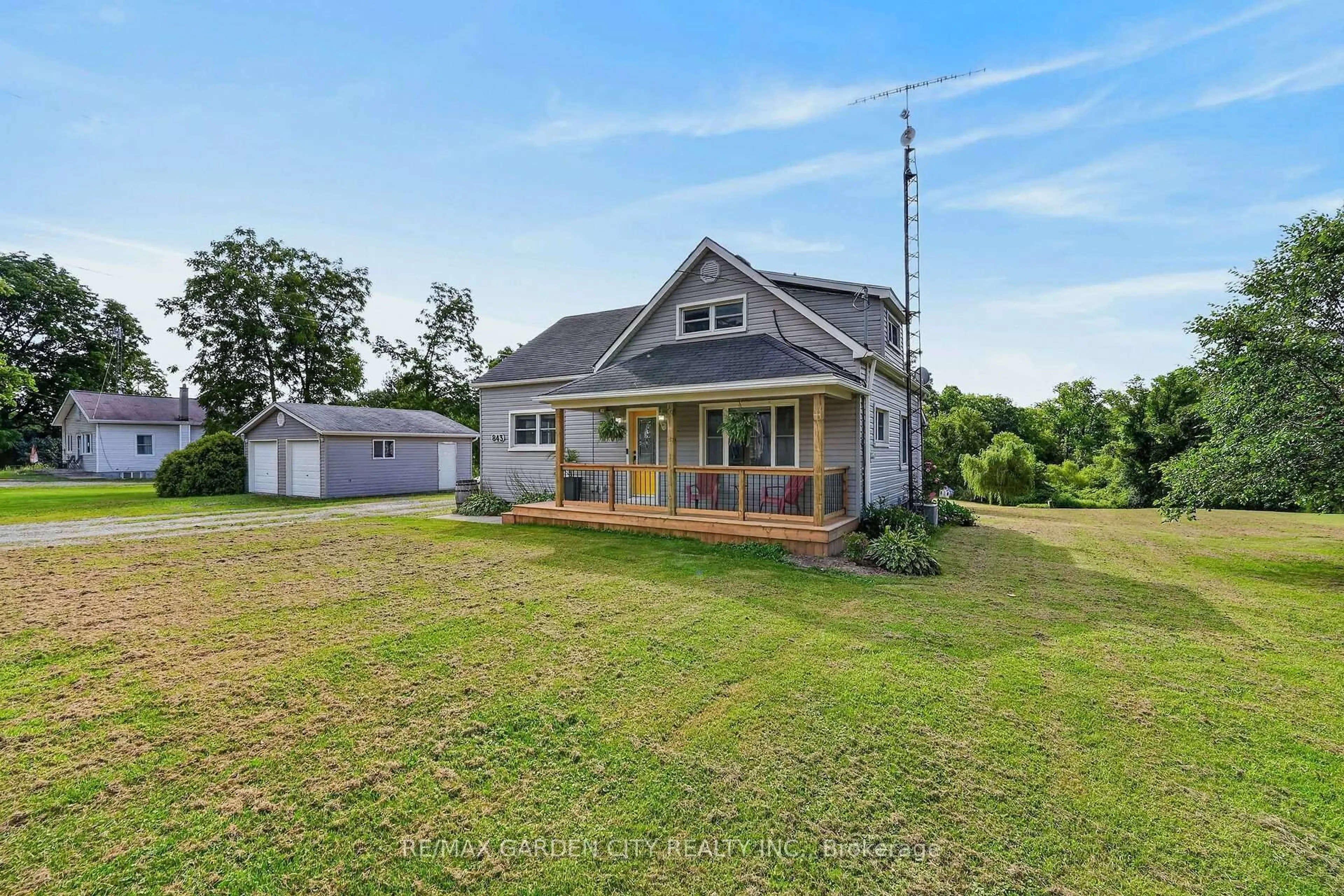 A pic from outside/outdoor area/front of a property/back of a property/a pic from drone, unknown for 843 Lyons Creek Rd, Welland Ontario L3B 5N4