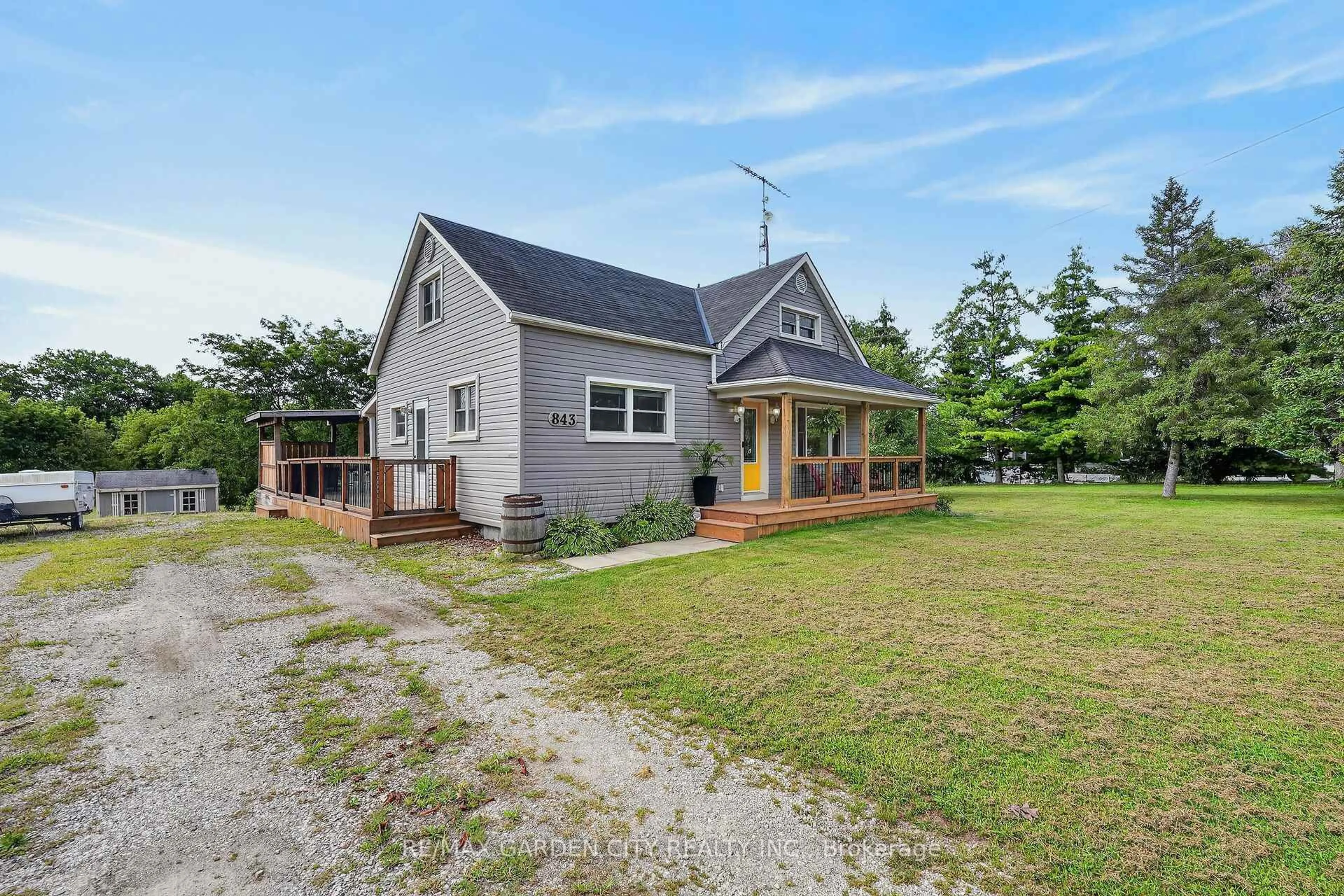 A pic from outside/outdoor area/front of a property/back of a property/a pic from drone, building for 843 Lyons Creek Rd, Welland Ontario L3B 5N4