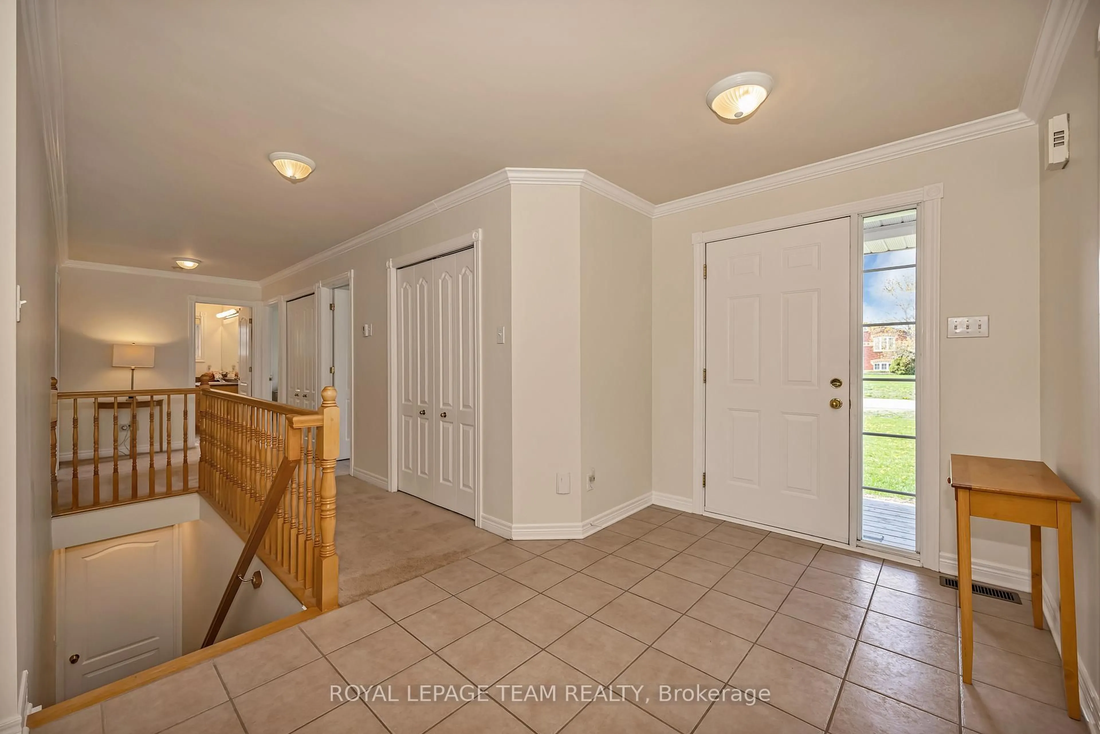 Indoor entryway for 6668 Tommary Dr, Ottawa Ontario K4P 1G8
