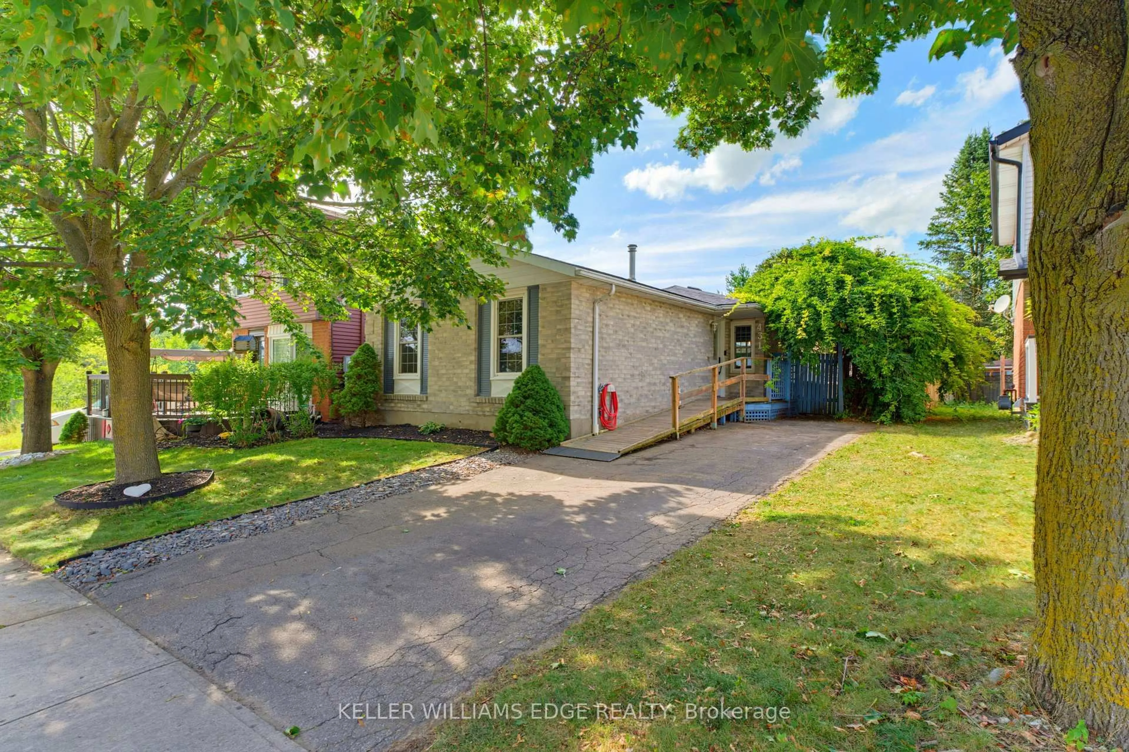 A pic from outside/outdoor area/front of a property/back of a property/a pic from drone, street for 431 West Acres Dr, Guelph Ontario N1K 1N2