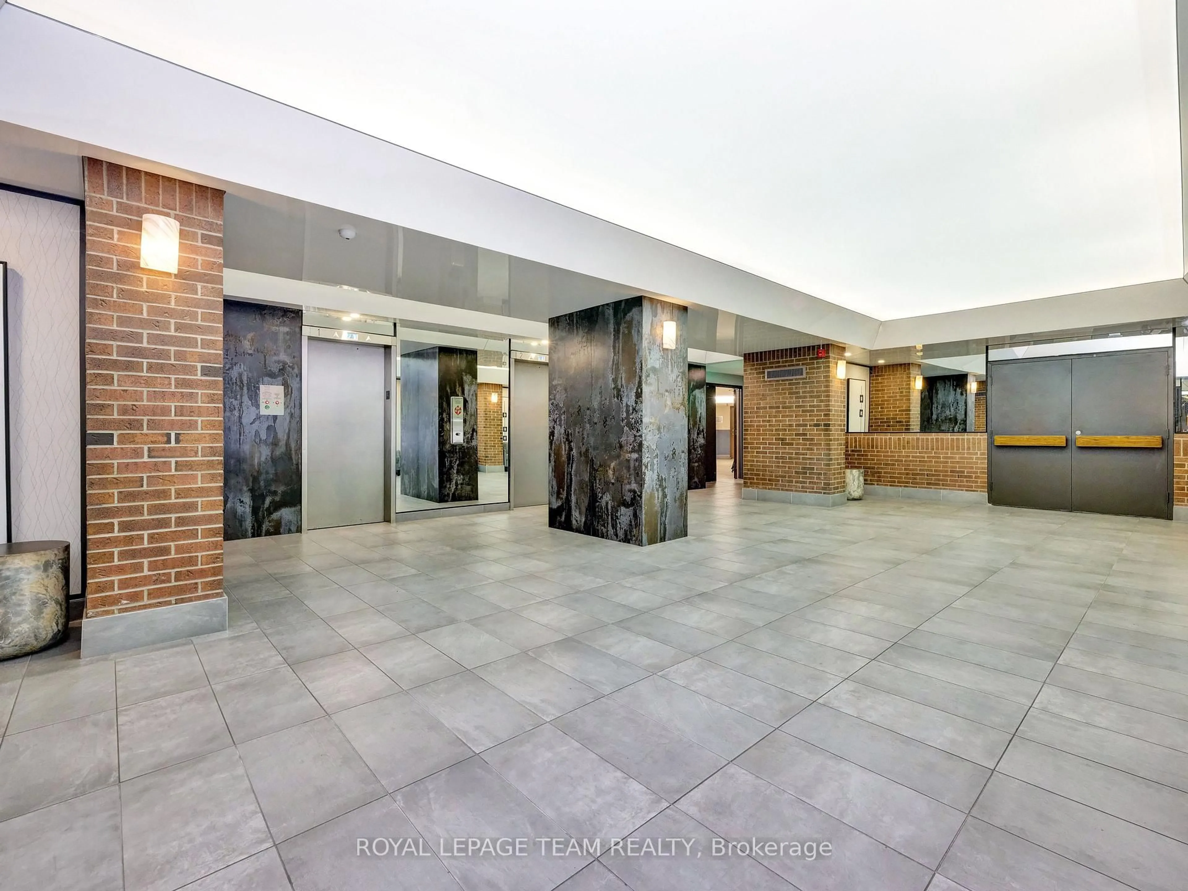 Indoor foyer for 1380 Prince Of Wales Dr #402, Ottawa Ontario K2C 3N5