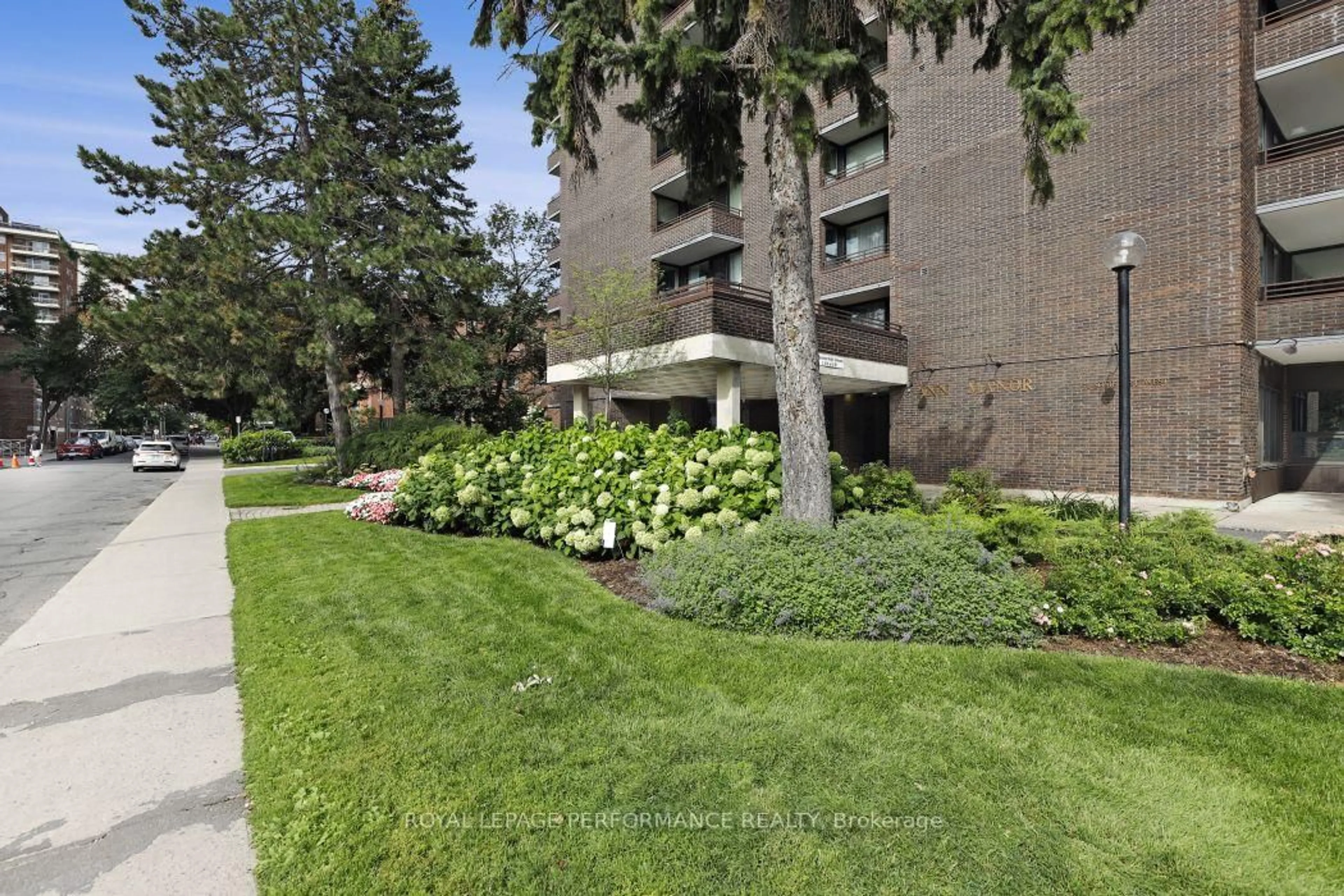 Patio, street for 71 Somerset St #1801, Ottawa Ontario K2P 2G2