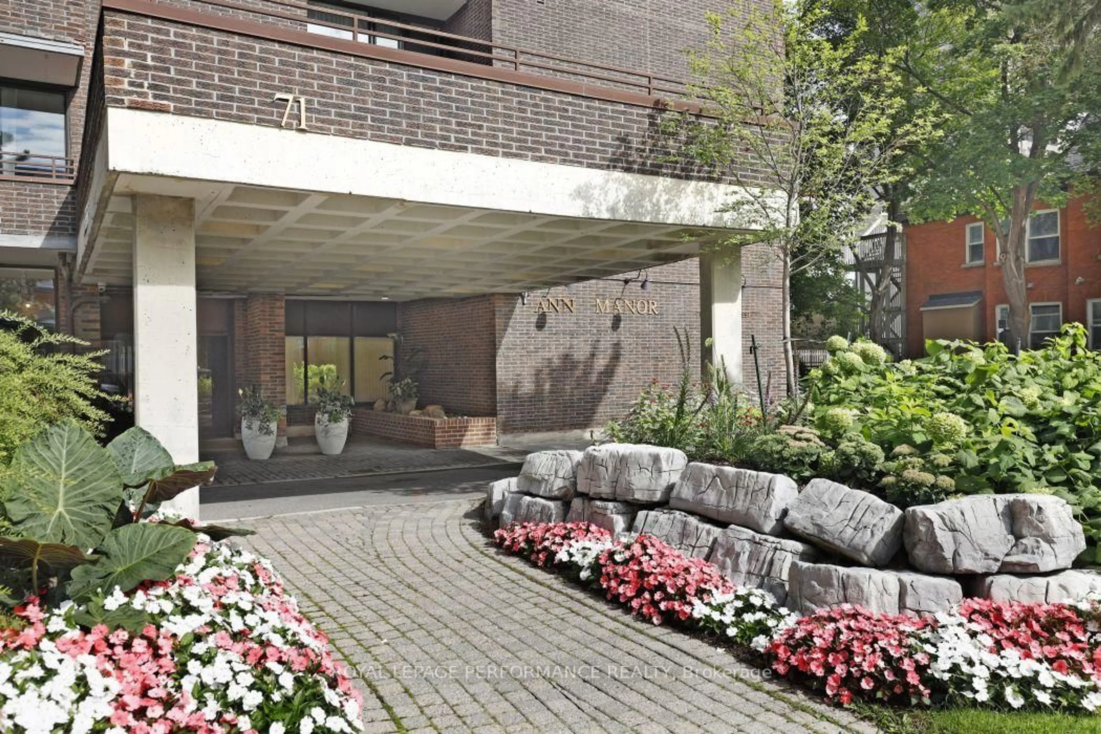 Patio, street for 71 Somerset St #1801, Ottawa Ontario K2P 2G2