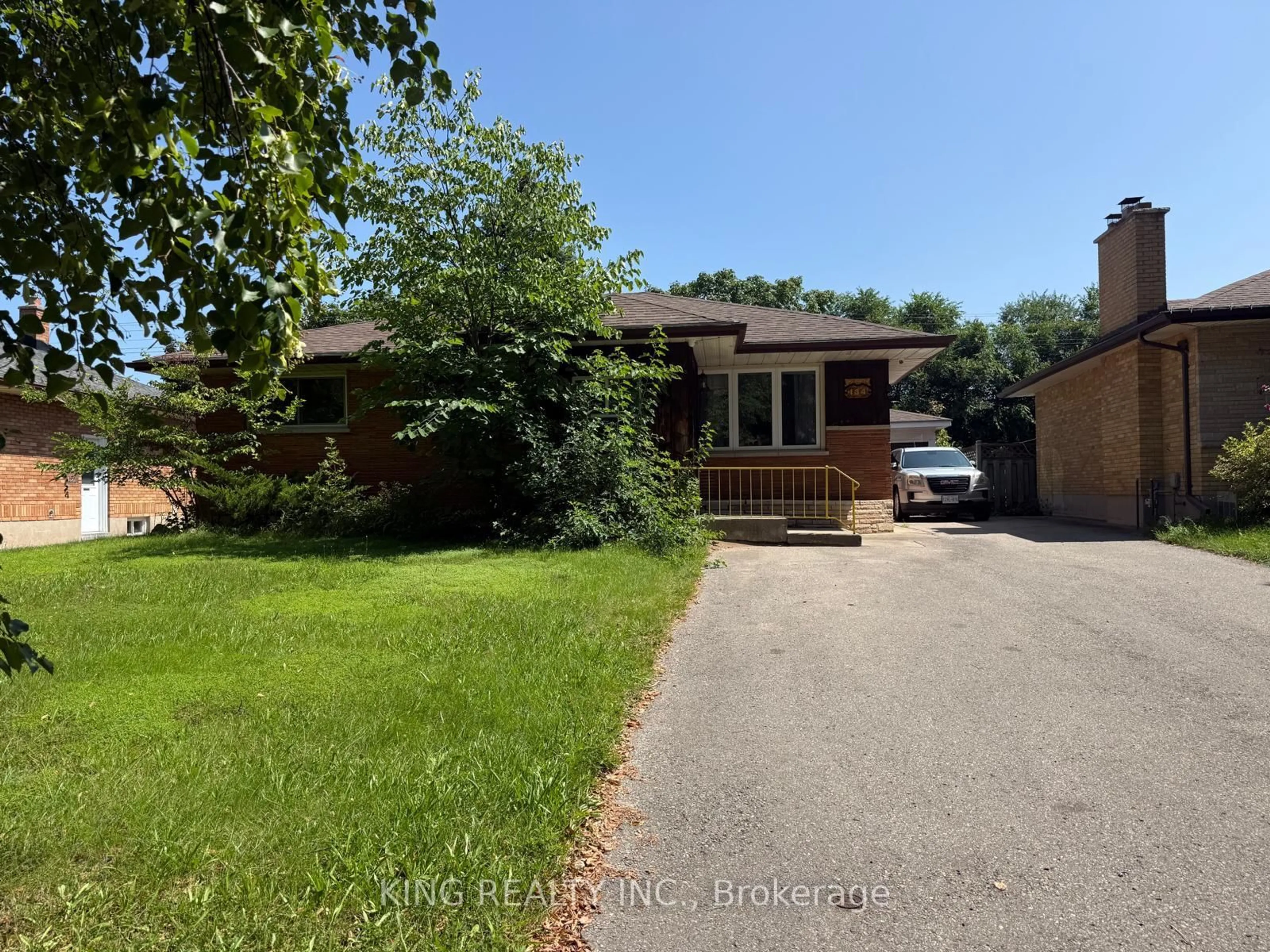 A pic from outside/outdoor area/front of a property/back of a property/a pic from drone, street for 134 Mark St, London East Ontario N5V 2G9
